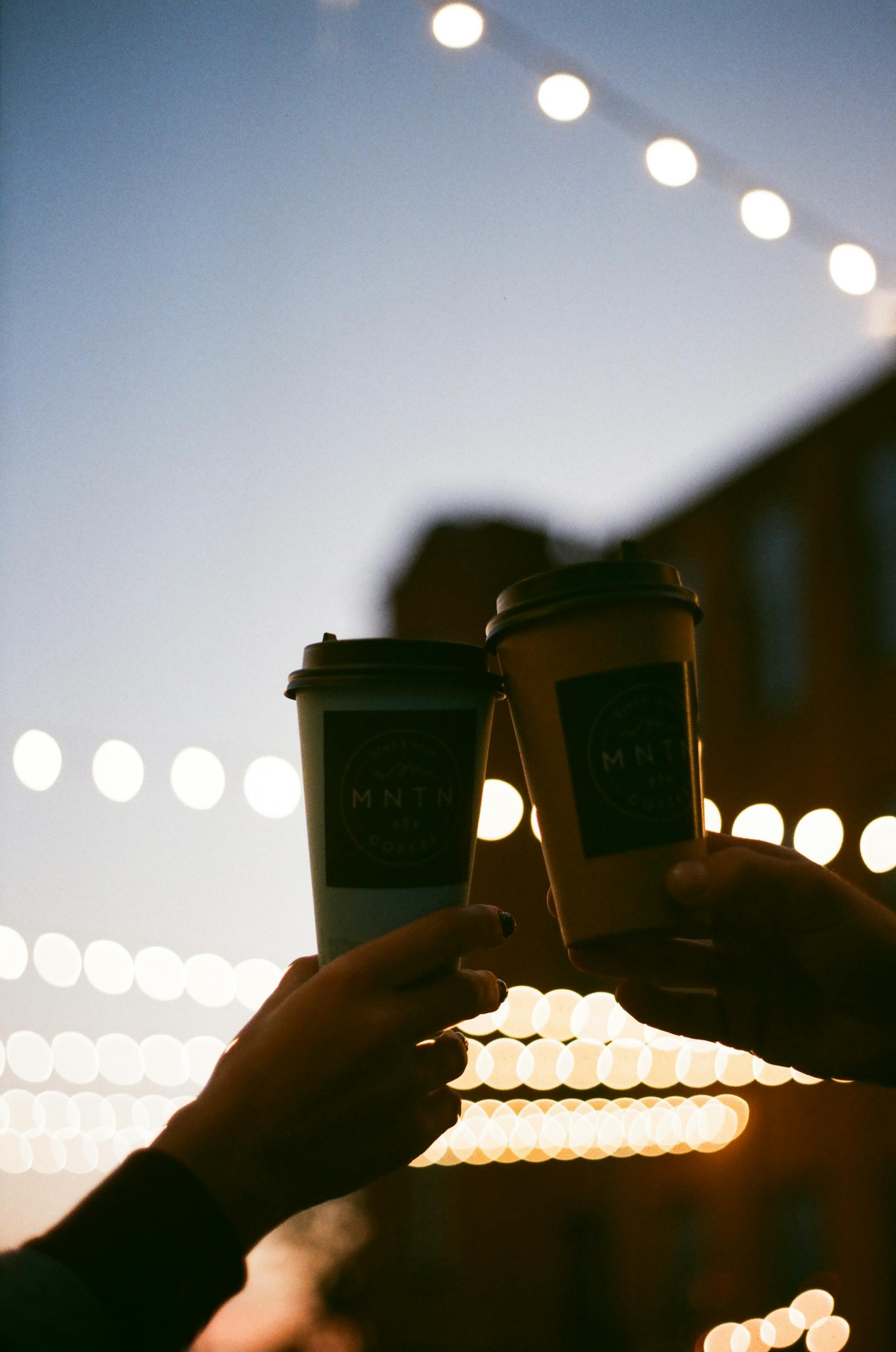 Zwei Hände halten Kaffeebecher | Quelle: Pexels