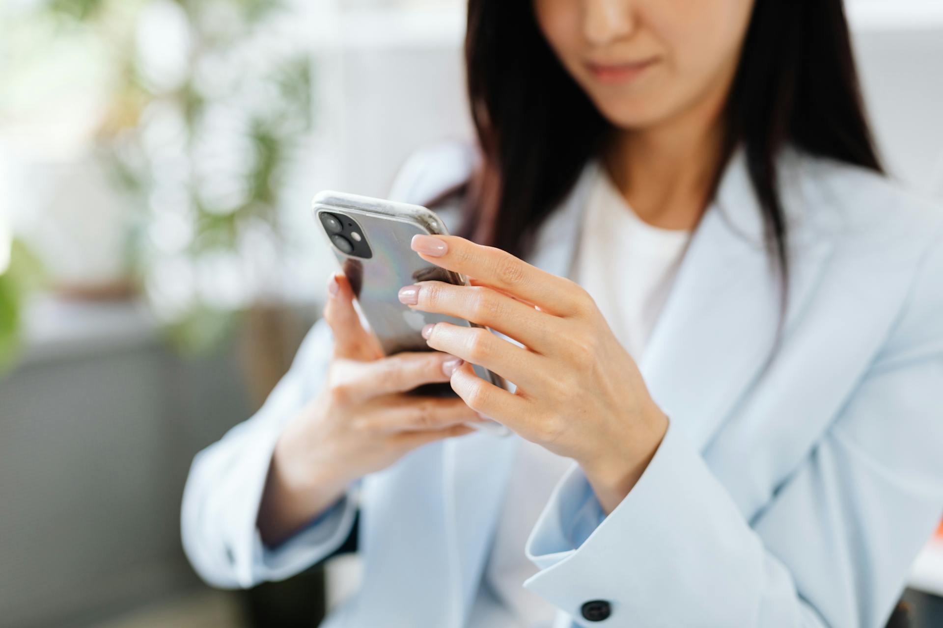 Eine Frau hält ein Telefon | Quelle: Pexels