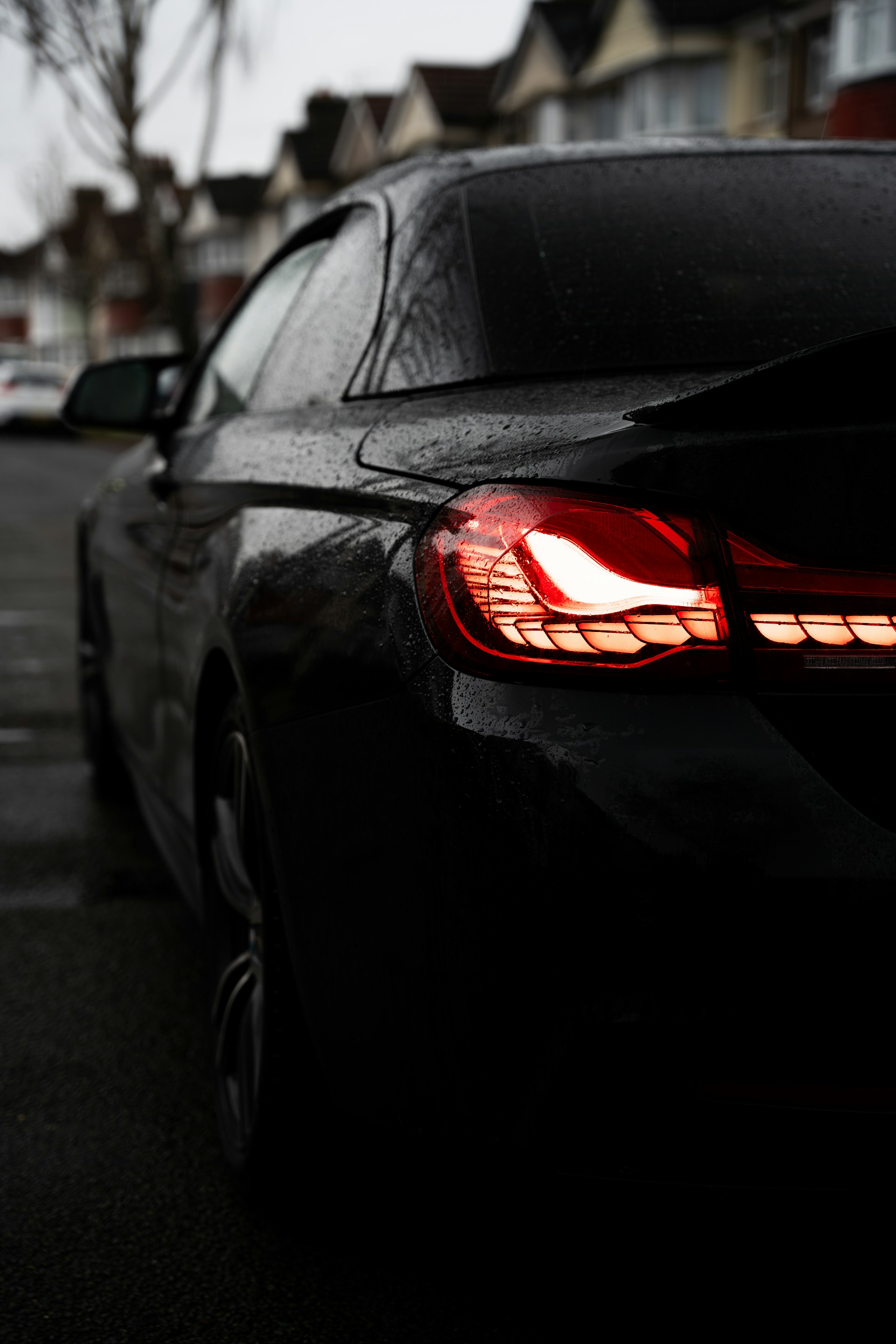 Nahaufnahme eines Autos auf der Straße | Quelle: Unsplash