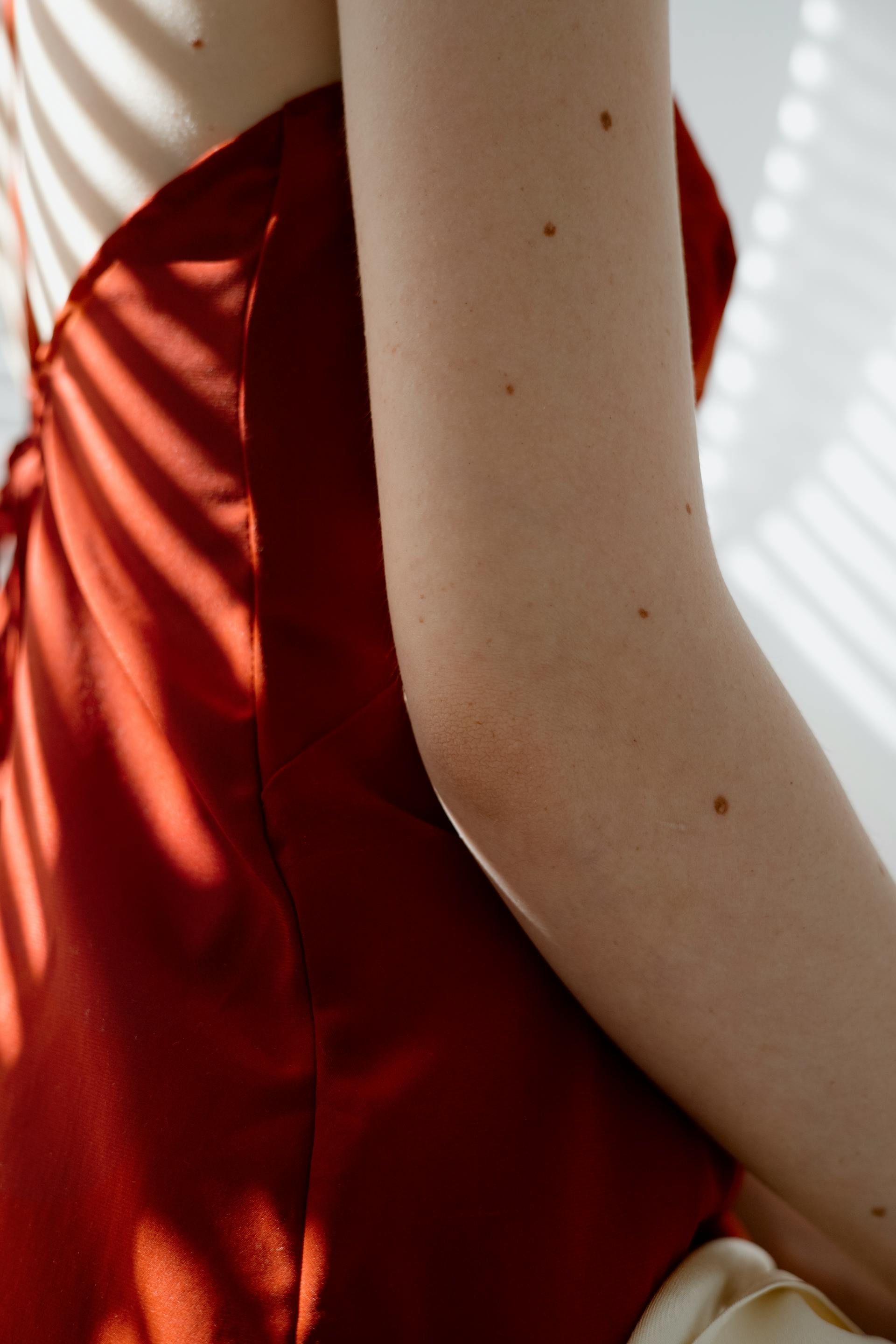 Eine Frau in einem roten Kleid | Quelle: Pexels