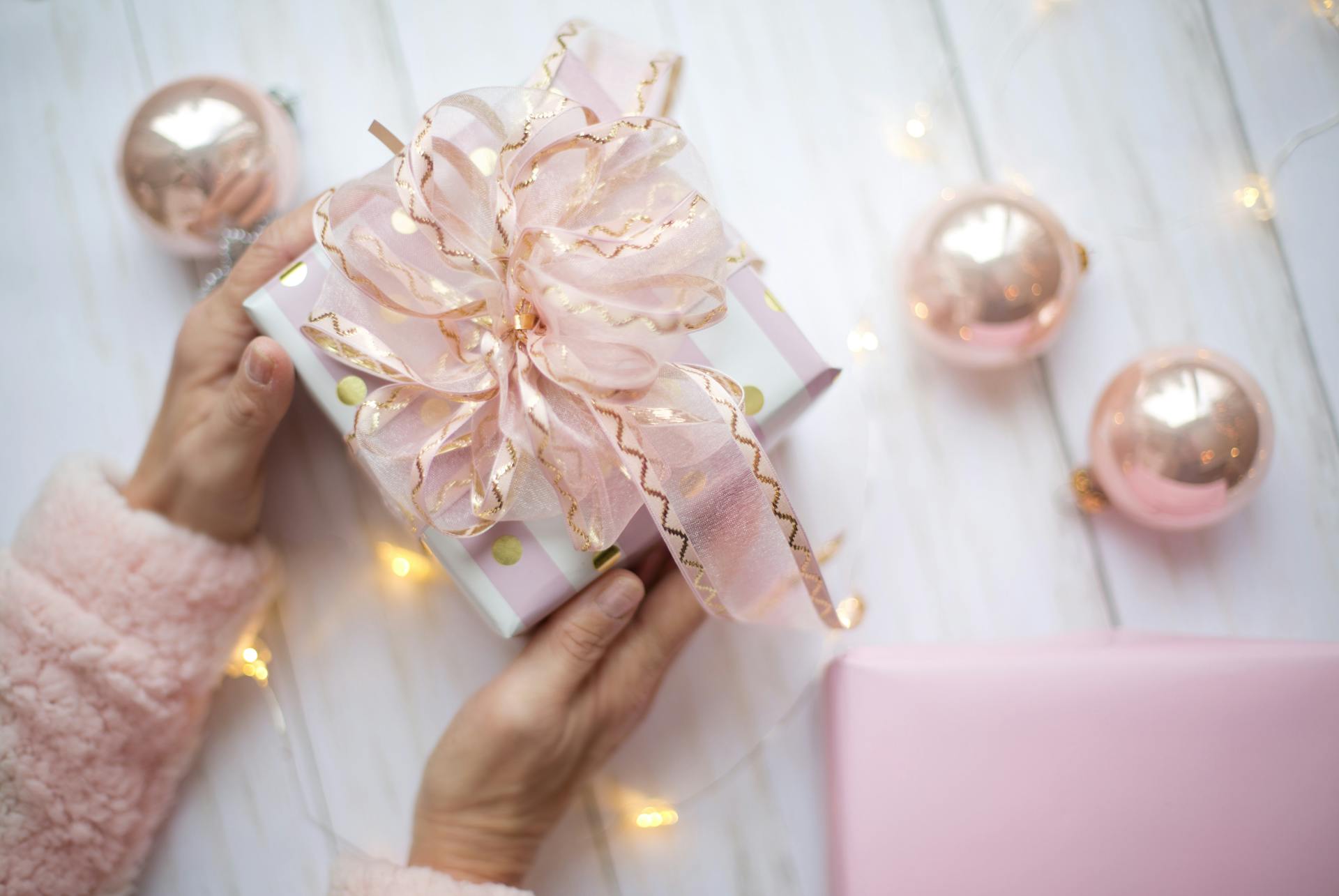 Eine Person, die ein Geschenk hält | Quelle: Pexels