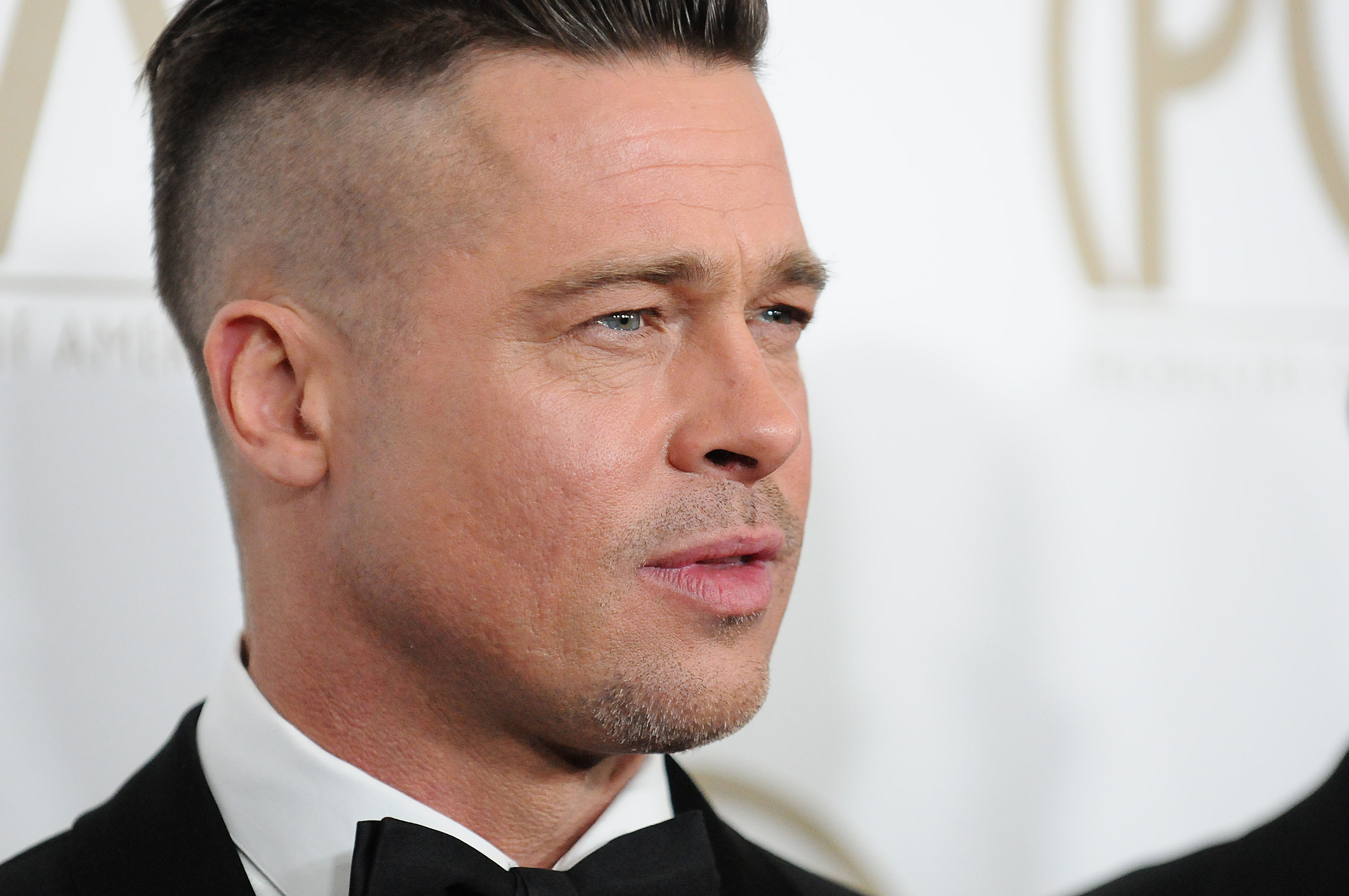 Bei den Producers Guild Awards 2014 trug Pitt eine deutlich kürzere Frisur, bei der die Seiten kurz geschnitten und die Haare oben nach hinten gekämmt waren. Das Archivfoto bietet einen weiteren Vergleichspunkt zu der längeren, nach hinten gekämmten Frisur, die er in San Sebastián trug. | Quelle: Getty Images