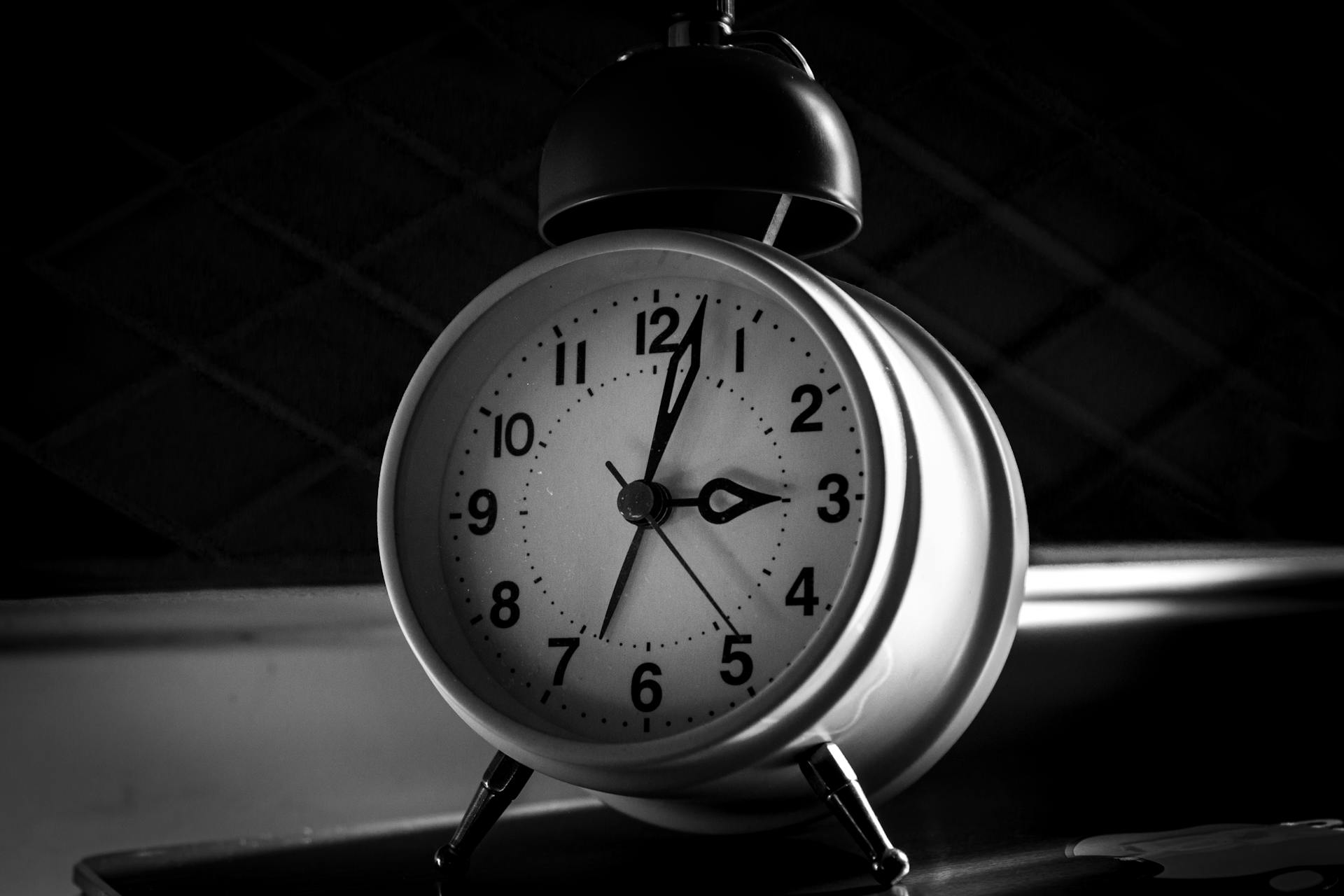 Graustufenfoto eines Weckers | Quelle: Pexels