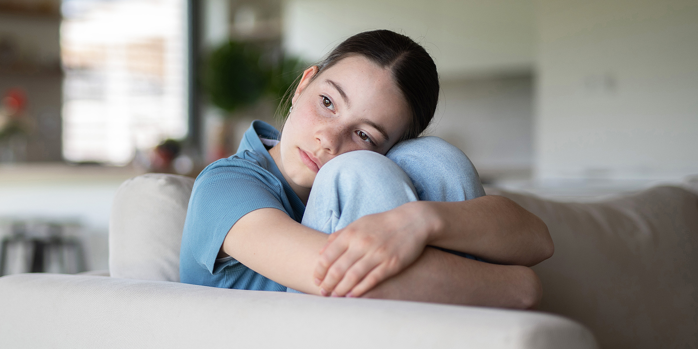 Ein zurückhaltendes Mädchen im Teenageralter | Quelle: Shutterstock