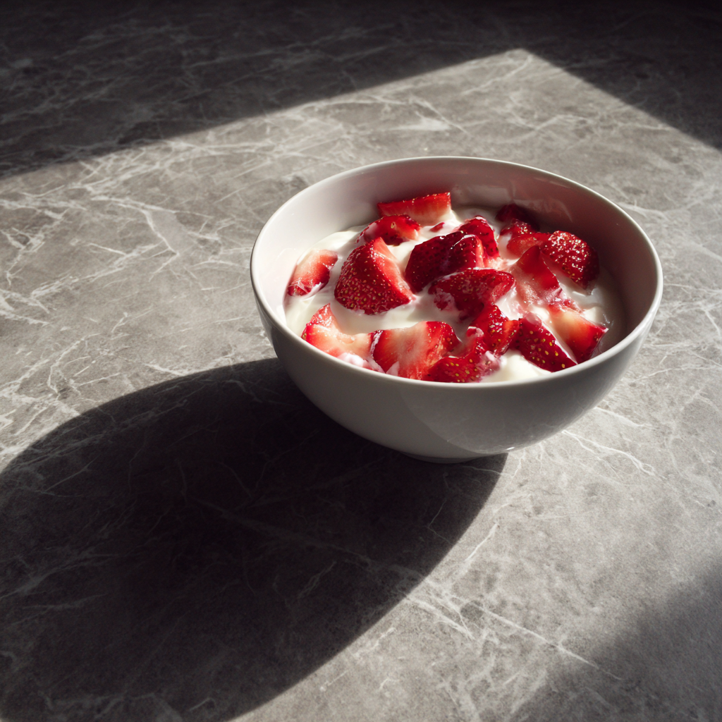 Eine Schüssel Joghurt und Erdbeeren | Quelle: Midjourney
