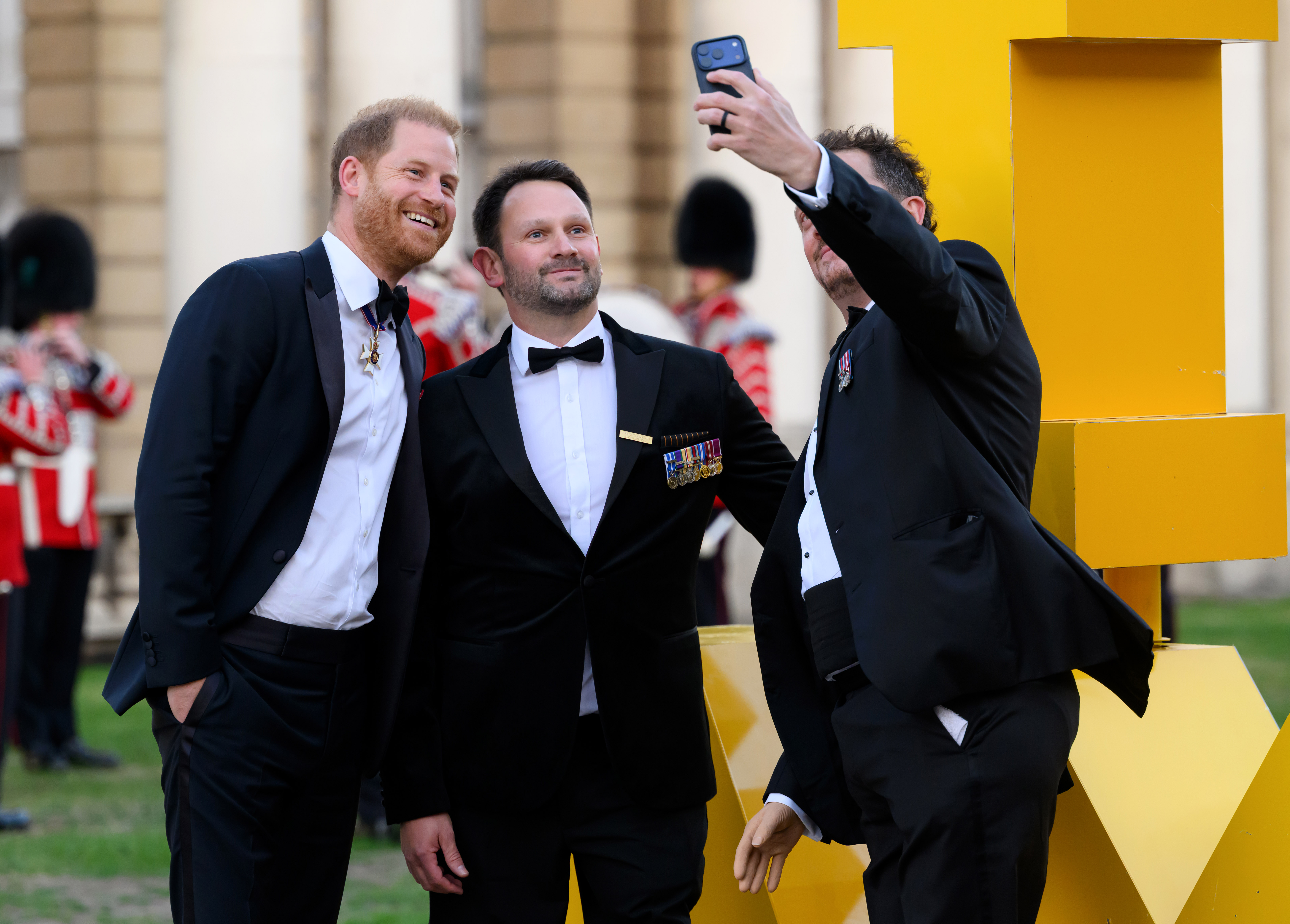 Prinz Harry, Herzog von Sussex, macht Selfies mit anderen Gästen bei der ersten Verleihung der „Invictus Spirit Awards“ der Invictus Games Foundation am 17. September 2026 in London, England. | Quelle: Getty Images