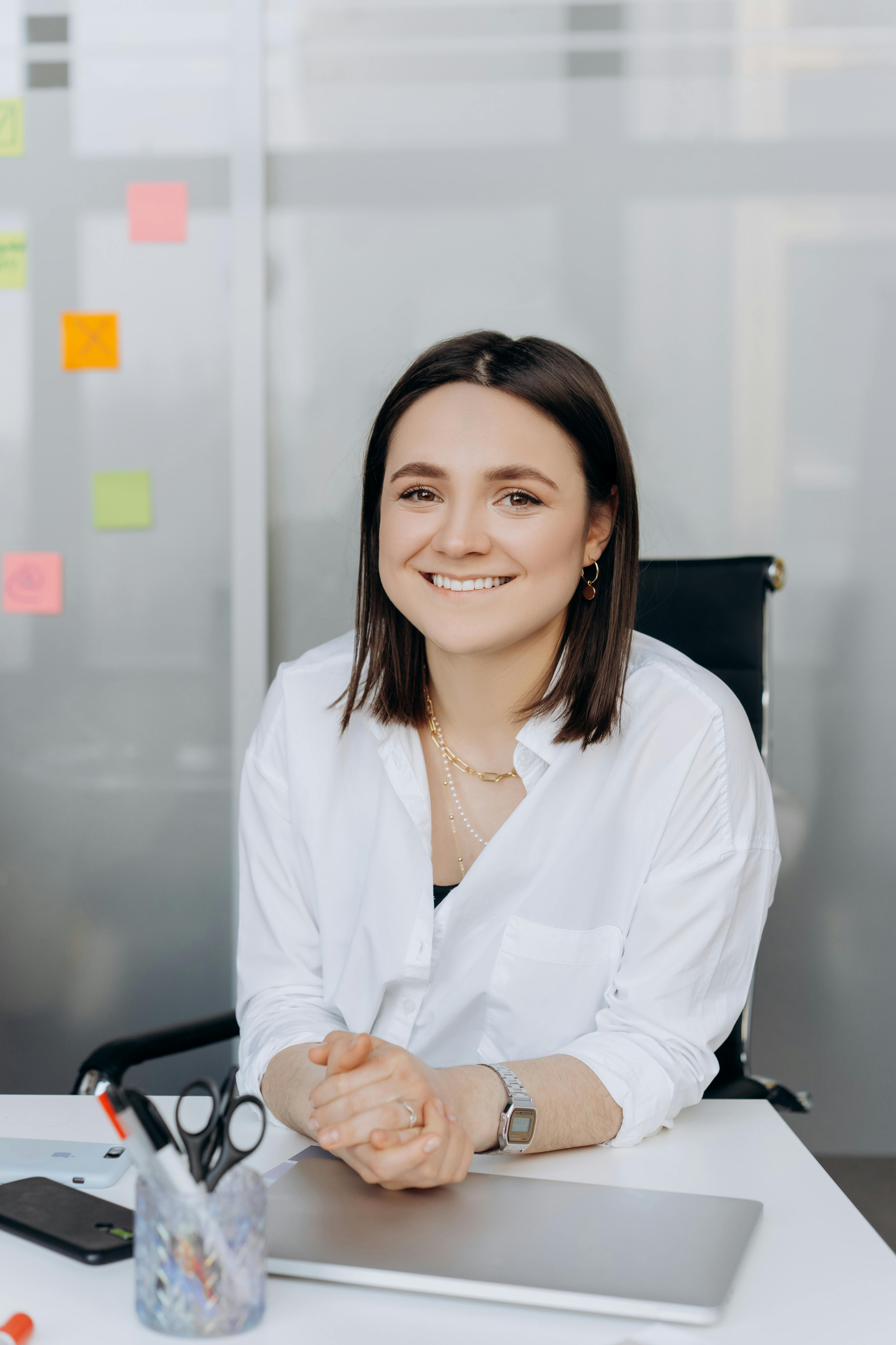 Eine glückliche Frau in einem Büro | Quelle: Pexels