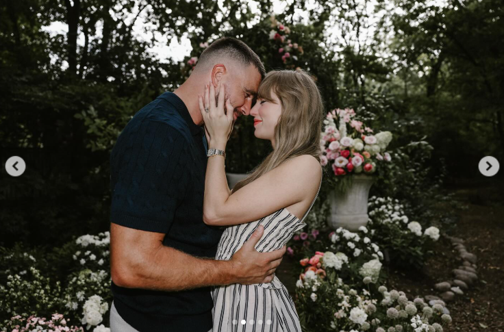 Besiegelt mit einem Hauch von Stirn! Die Superstar-Sängerin und der NFL-Tight End teilen einen intimen Moment in einem Blumenwunderland, gepostet am 26. August 2025 | Quelle: Instagram/taylorswift