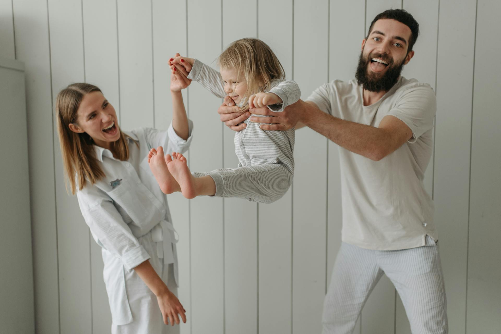 Ein Mann und eine Frau mit einem jungen Mädchen | Quelle: Pexels