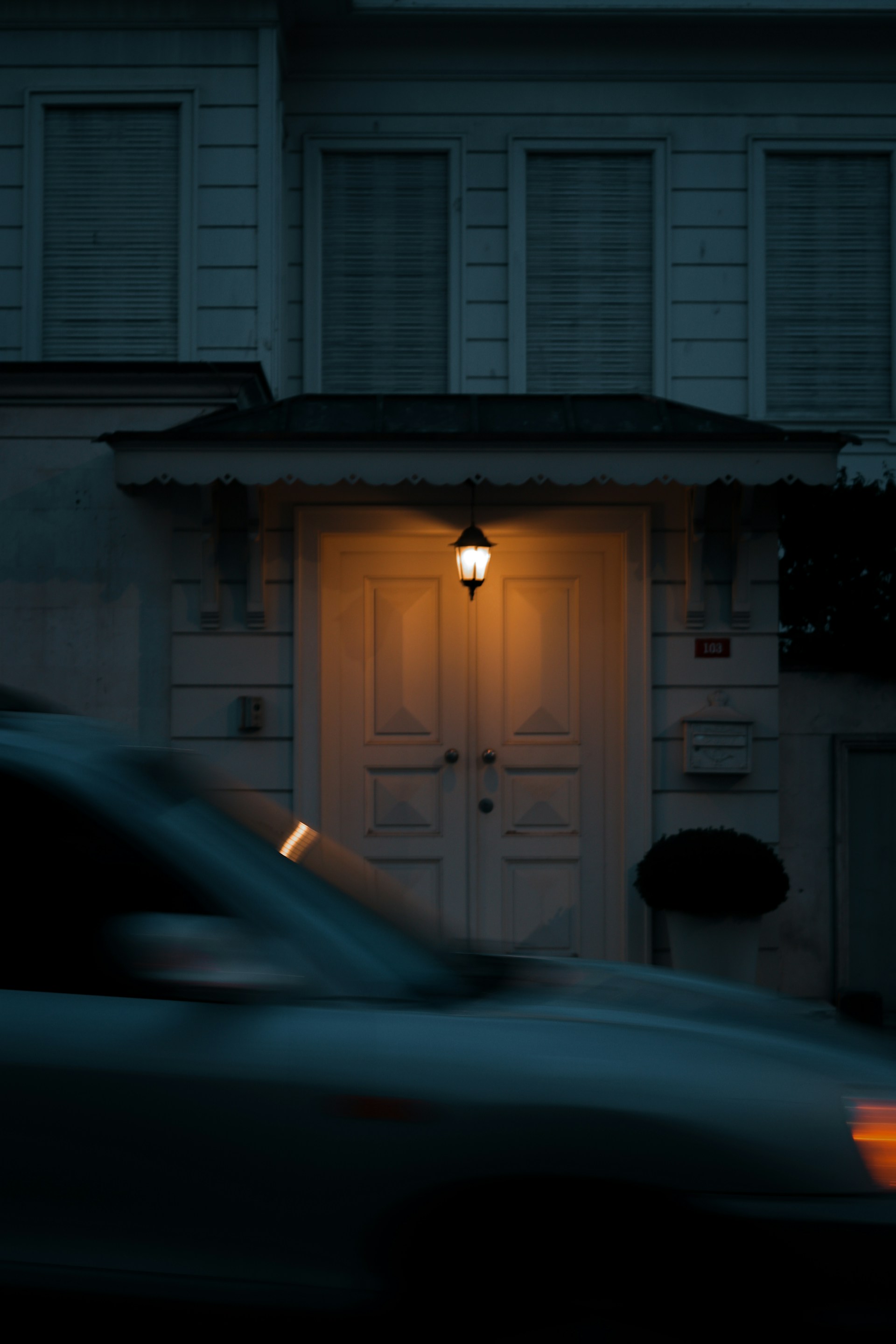 Ein Auto vor einem Haus bei Nacht | Quelle: Unsplash