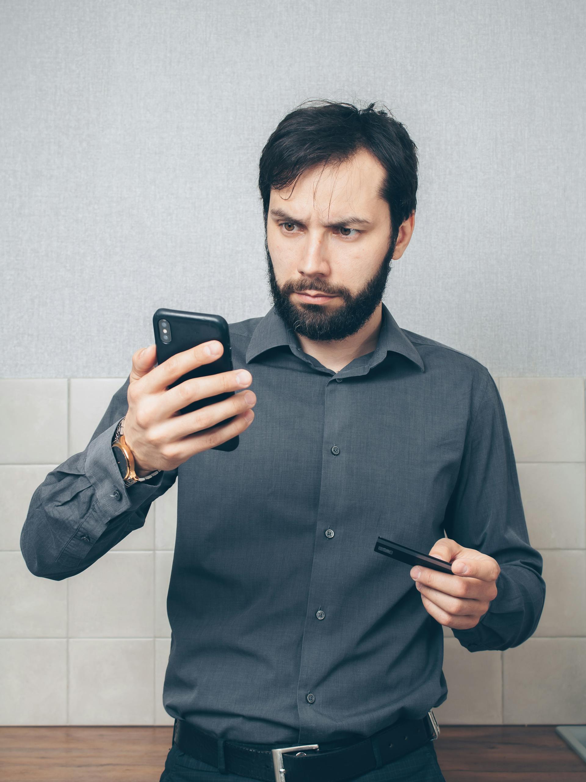 Ein Mann schaut auf sein Smartphone | Quelle: Pexels