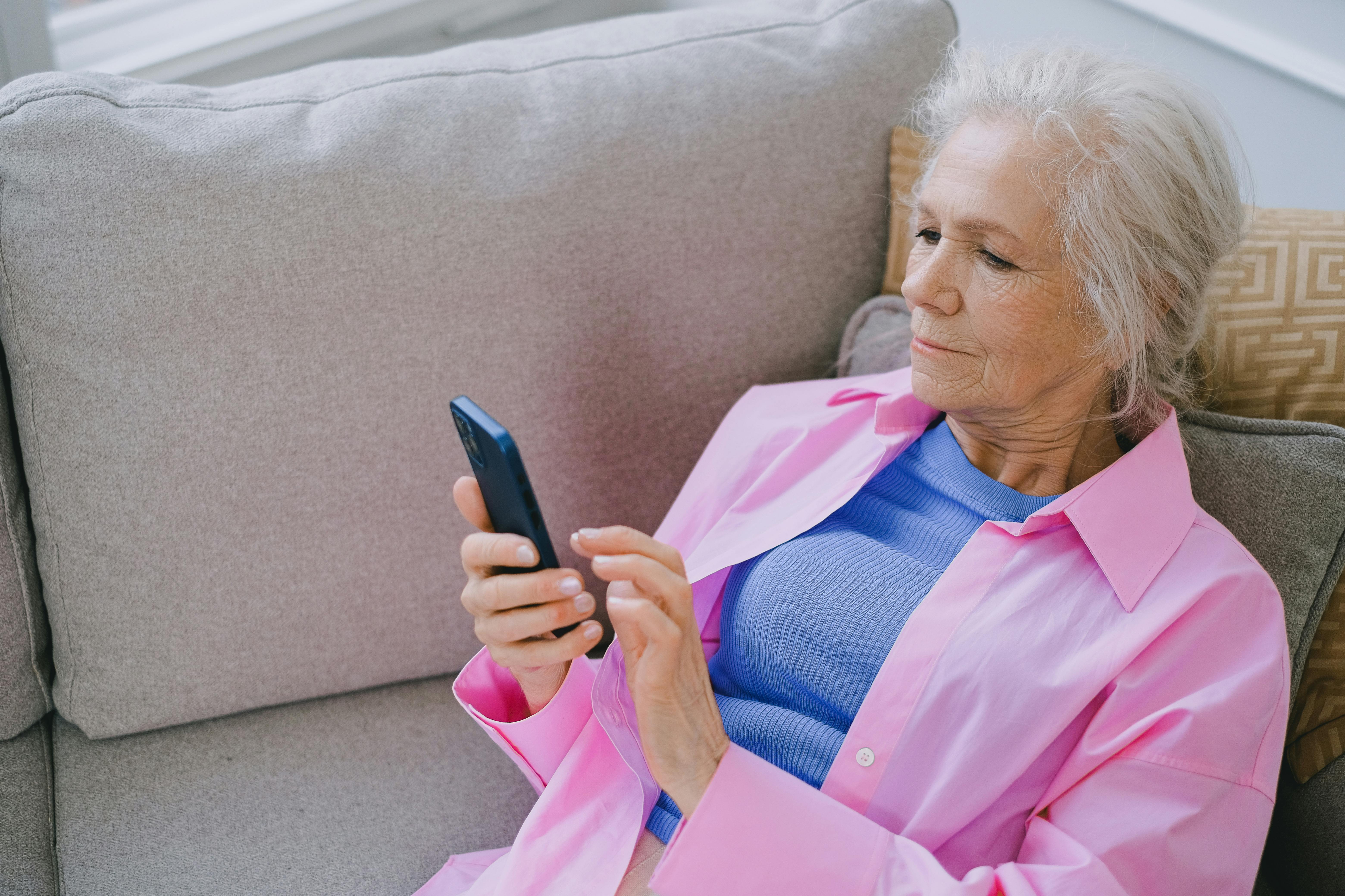Eine Frau schaut auf ihr Telefon | Quelle: Pexels