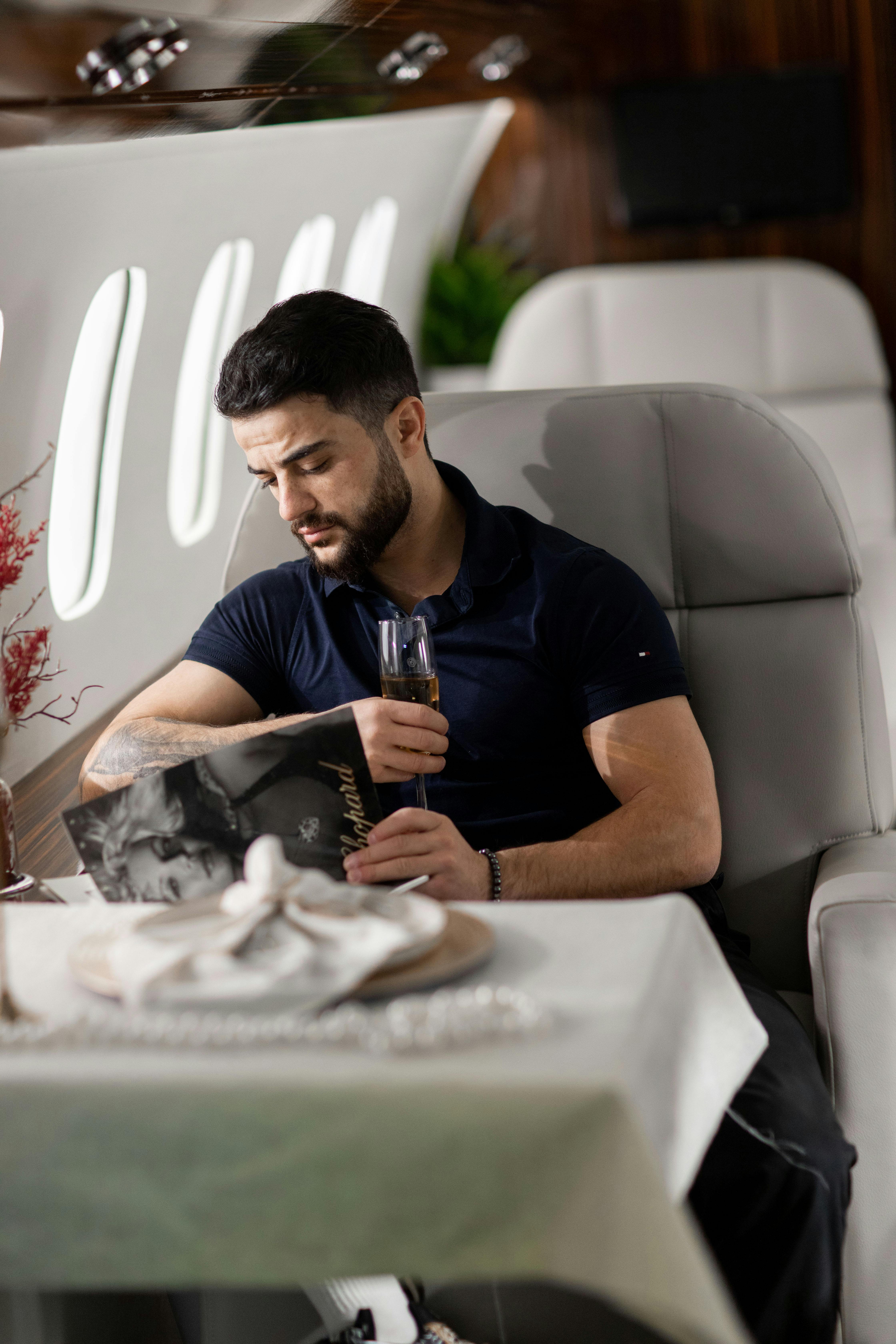 Mann in der Business Class sitzend | Quelle: Pexels
