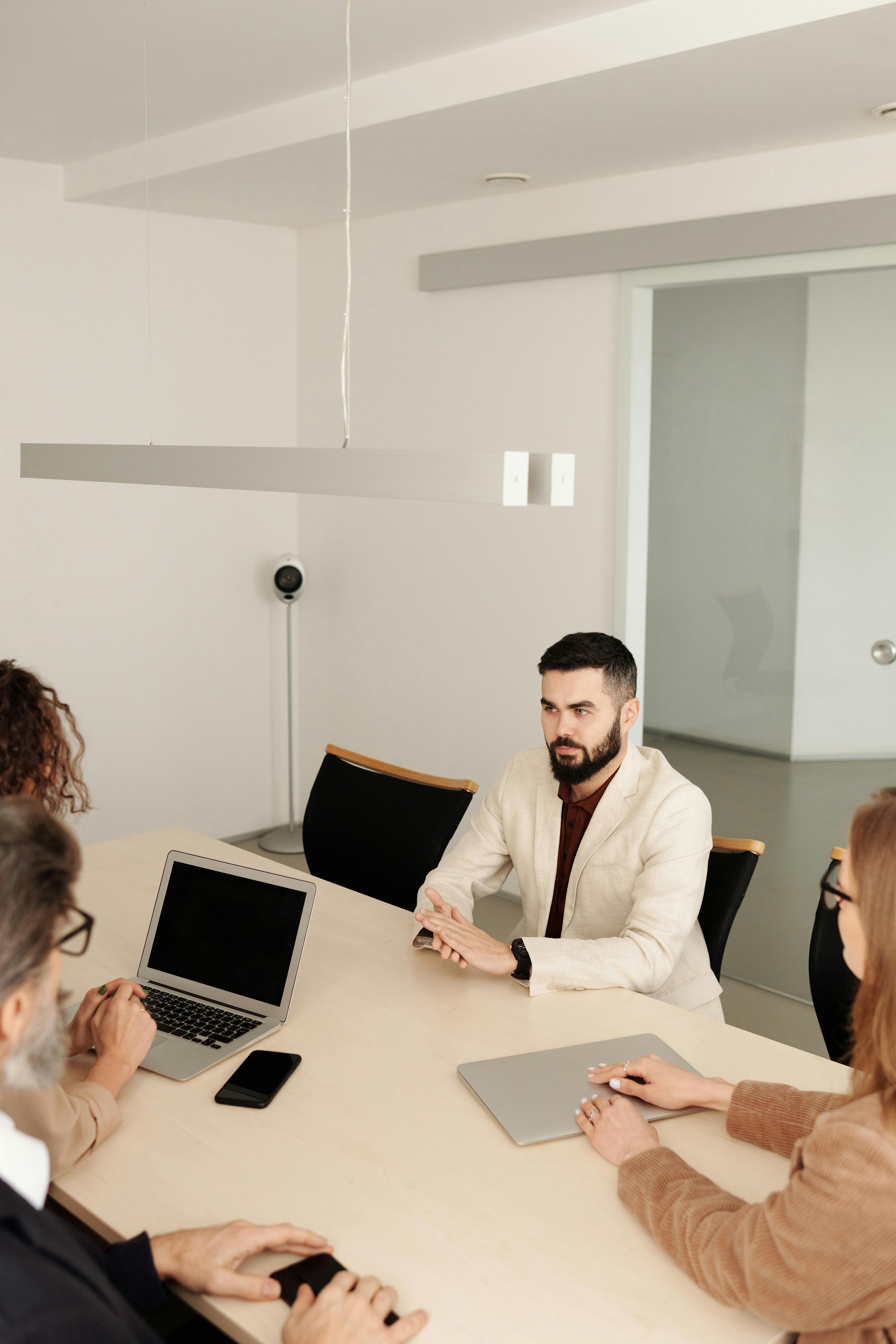 Ein ernster Mann während eines Interviews | Quelle: Pexels