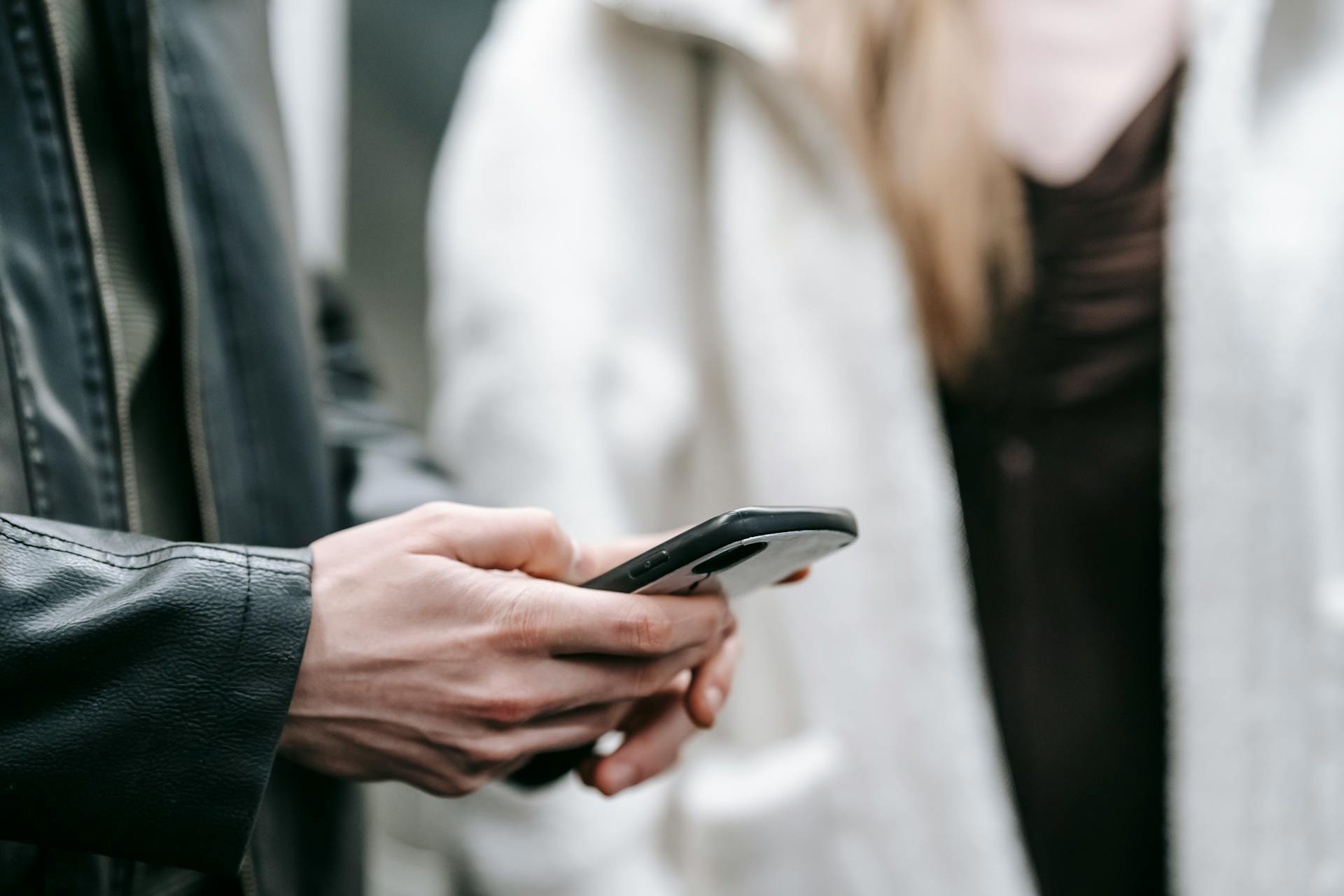 Ein Mann hält ein Smartphone | Quelle: Pexels