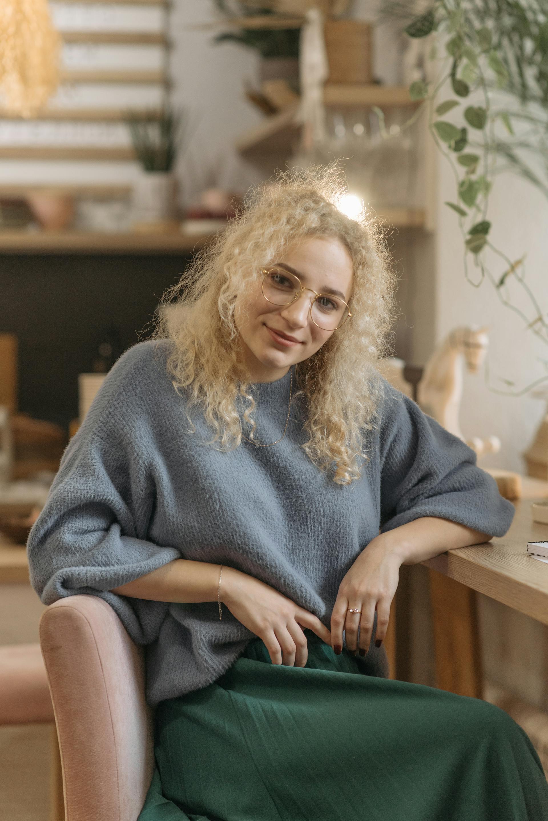 Eine Frau, die an einem Schreibtisch sitzt | Quelle: Pexels