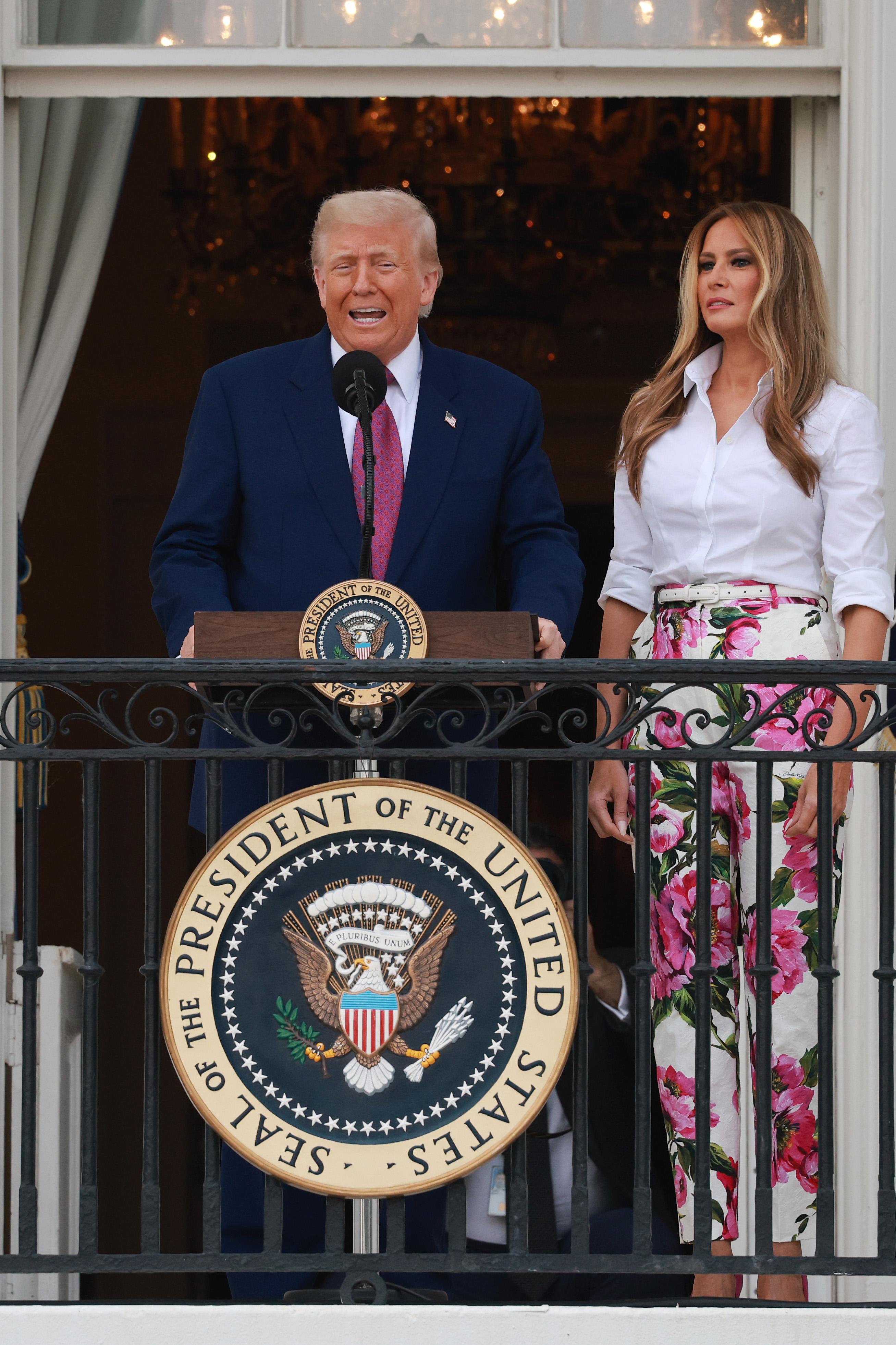 Donald Trump spricht neben Melania Trump zu den Mitgliedern des Kongresses während des Kongress-Picknicks auf dem South Lawn des Weißen Hauses am 12. Juni 2025 in Washington, DC | Quelle: Getty Images