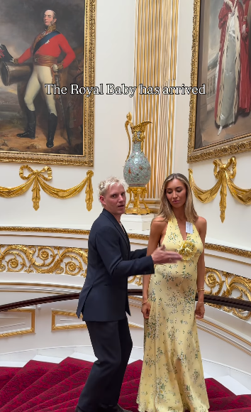 Jamie Laing und seine Frau Sophie Habboo tanzen im Buckingham Palace und parodieren dabei Meghan Markle und Prinz Harry am 25. Juni 2025 | Quelle: Instagram/jamielaign