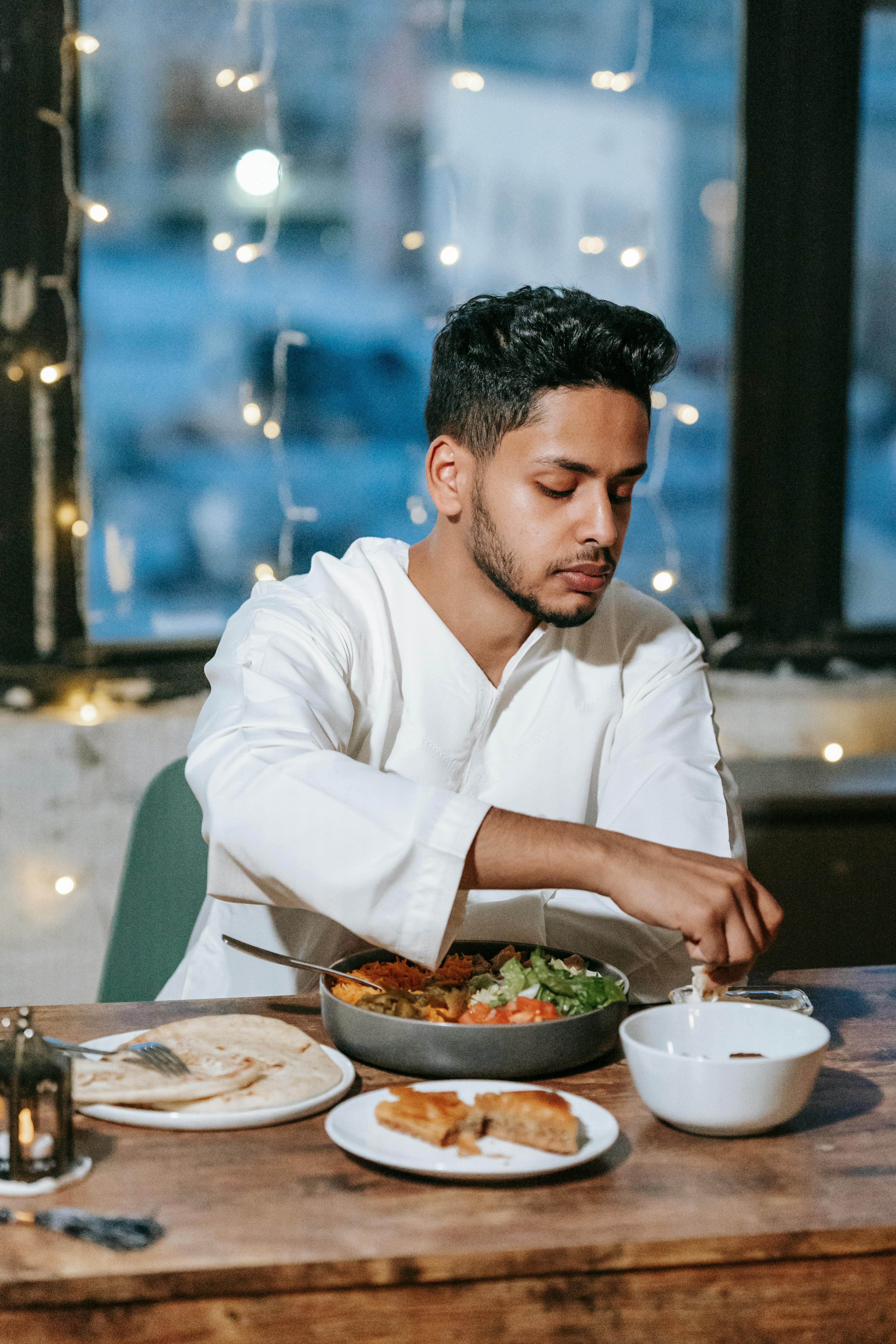Ein ernster Mann beim Essen | Quelle: Pexels