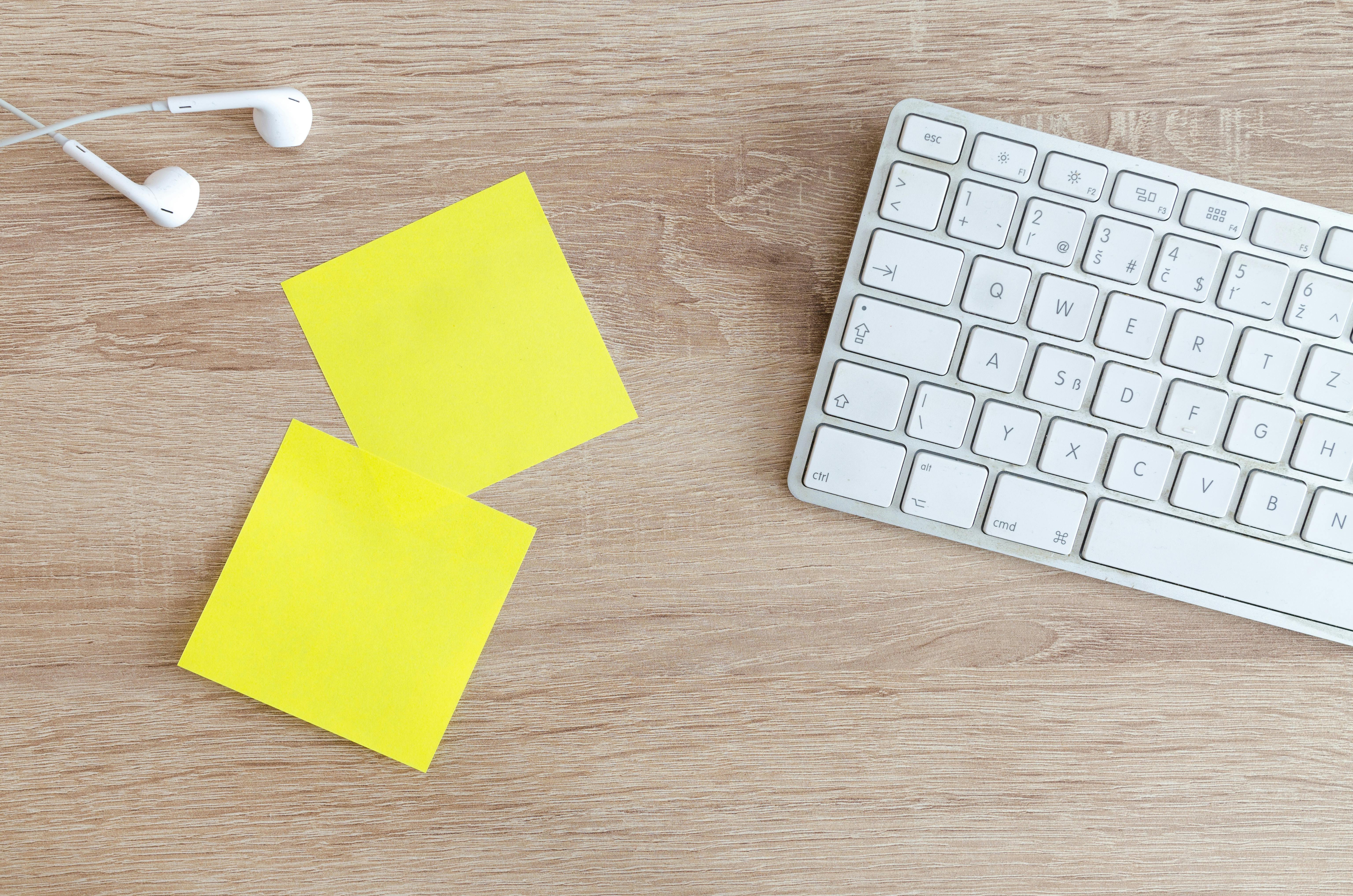 Ein Tisch mit Haftnotizen | Quelle: Pexels