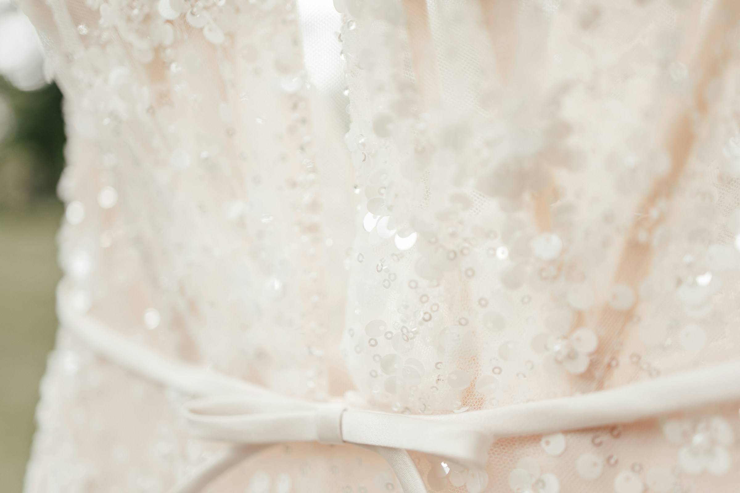 Eine Nahaufnahme eines Brautkleides | Quelle: Unsplash