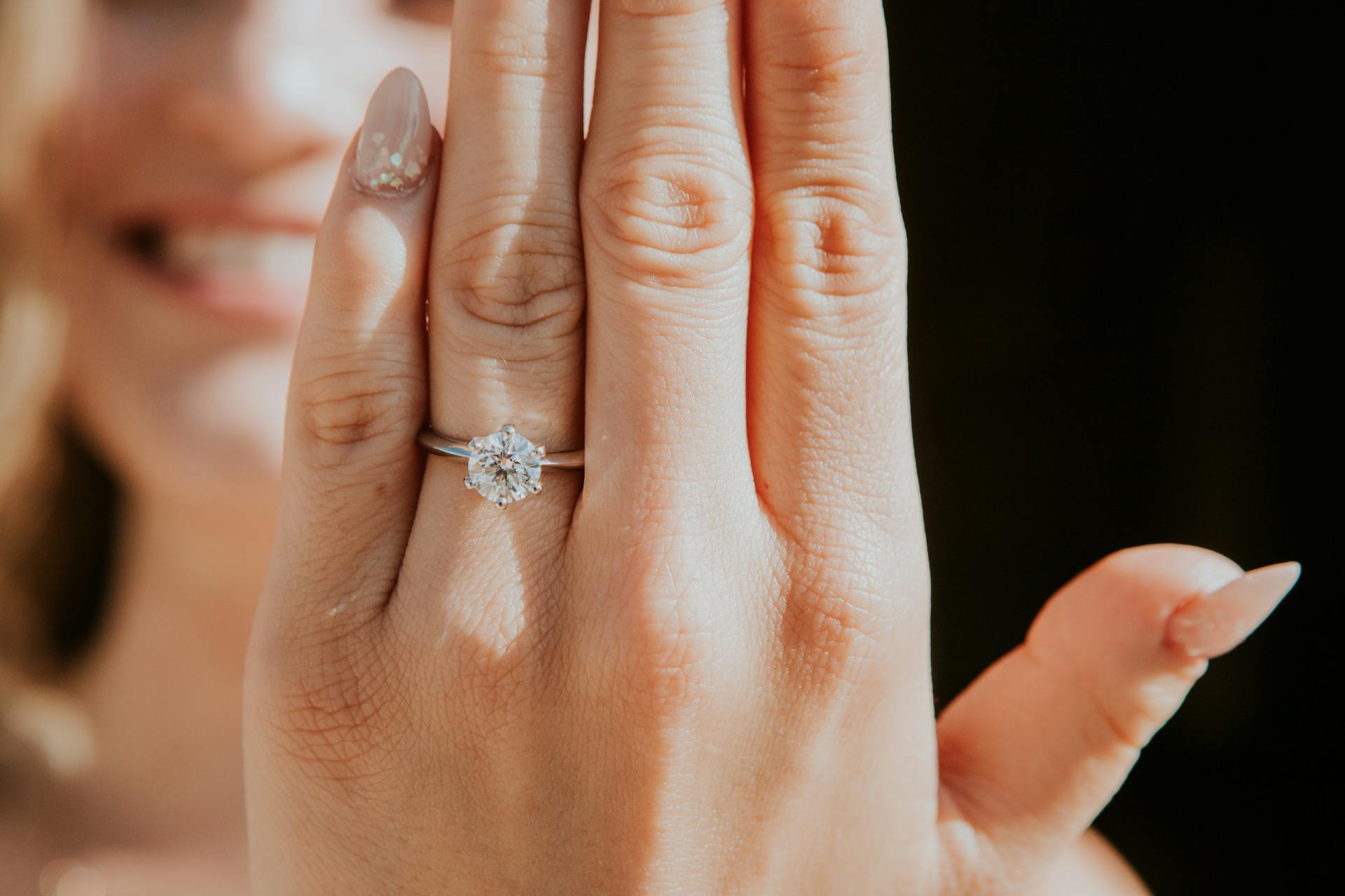 Nahaufnahme einer Frau, die ihren Verlobungsring zeigt | Quelle: Pexels