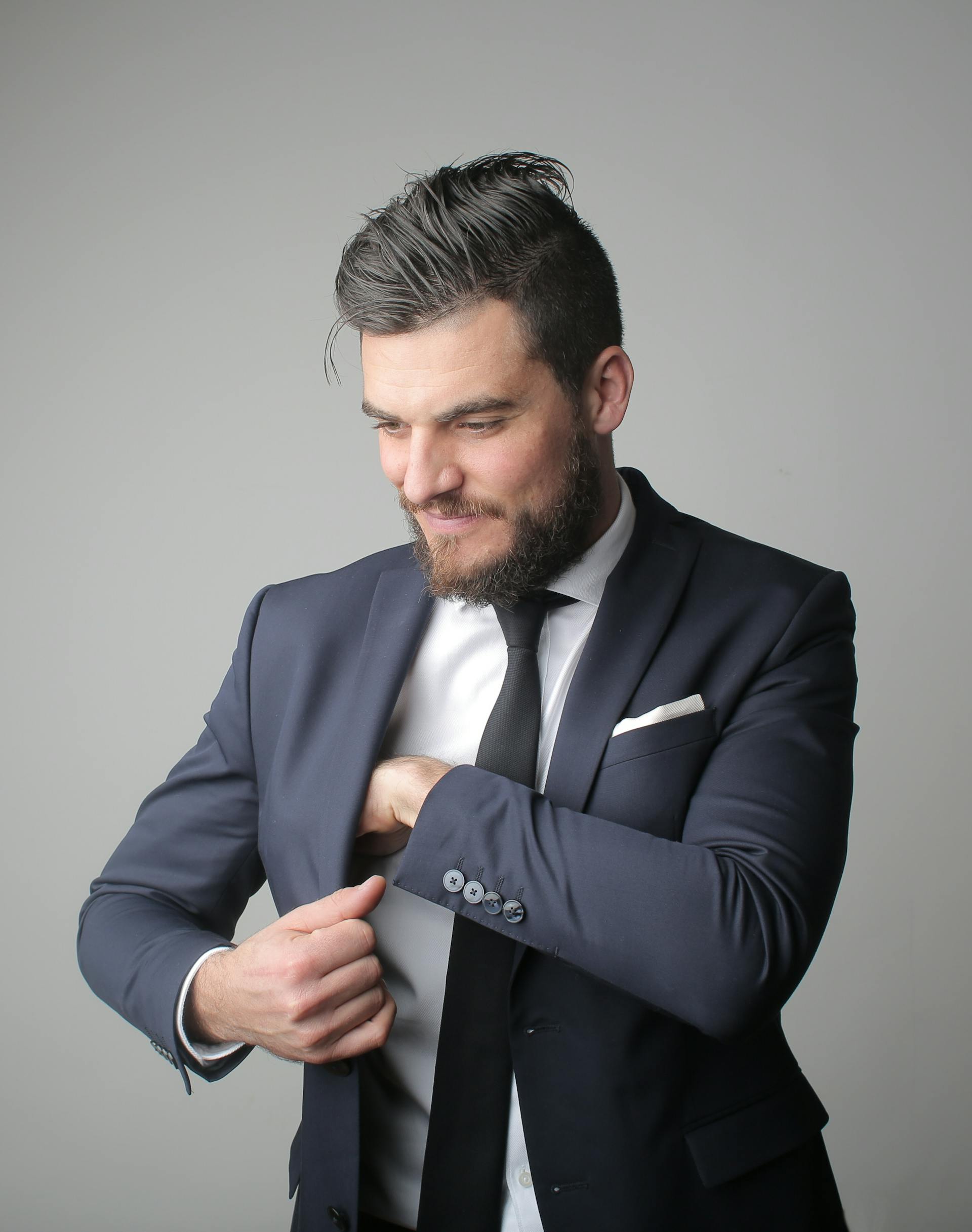 Ein Mann in formeller Kleidung | Quelle: Pexels