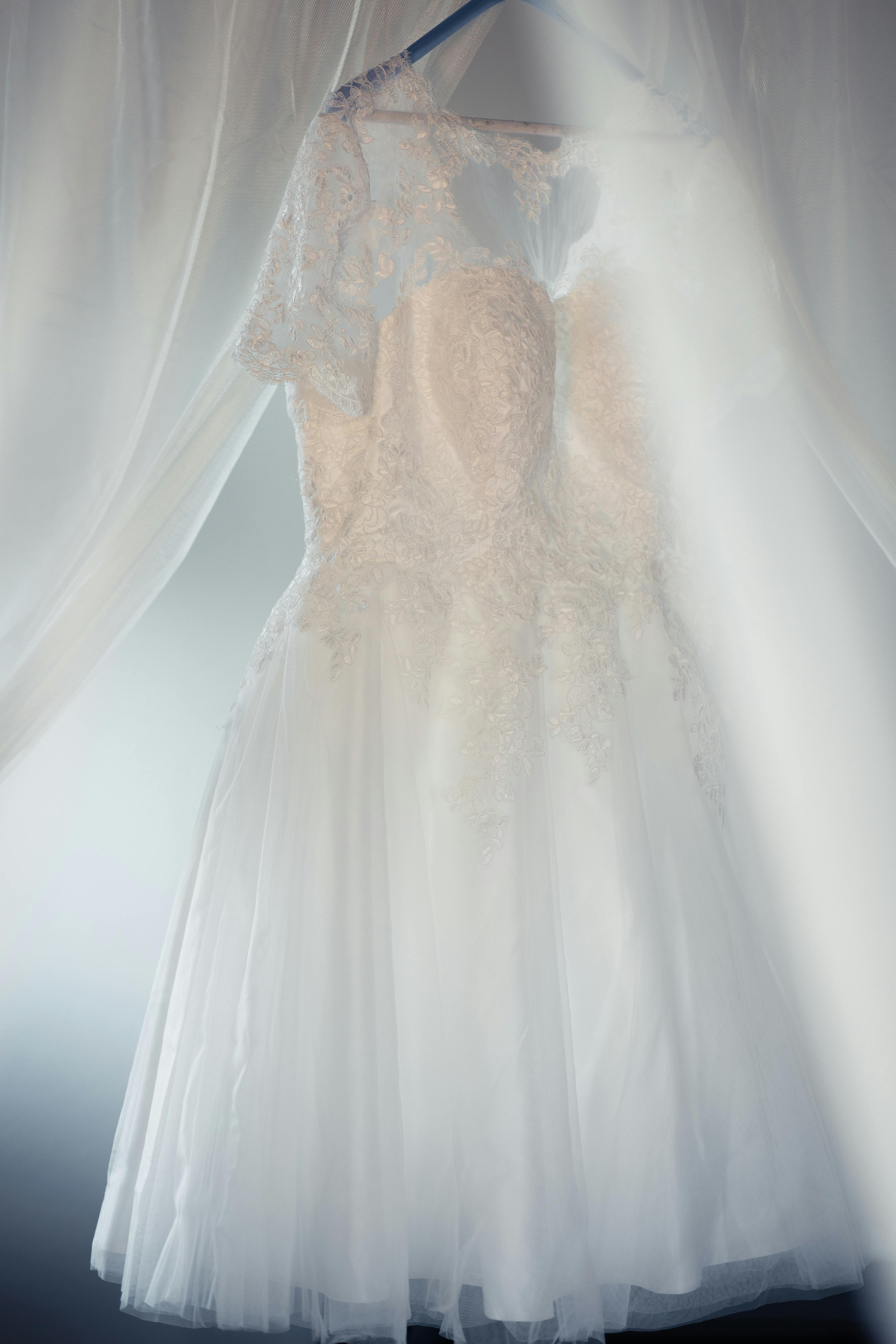 Ein hängendes Hochzeitskleid | Quelle: Pexels