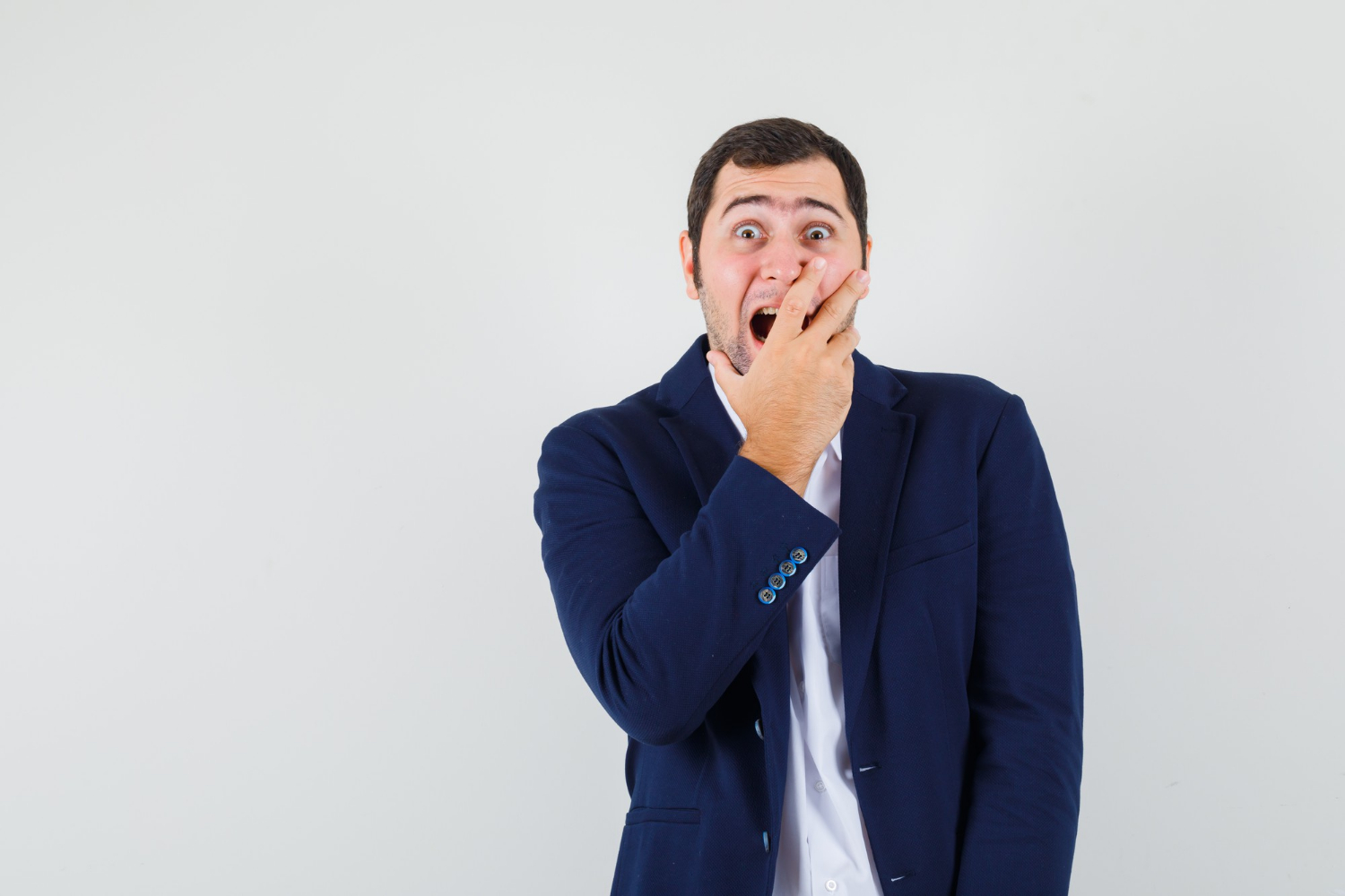 Ein aufgeschreckter Mann | Quelle: Freepik