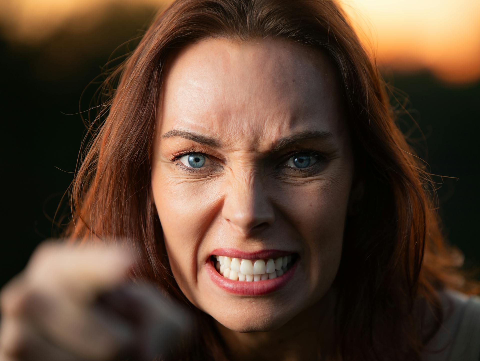Eine Frau, die streng spricht | Quelle: Pexels