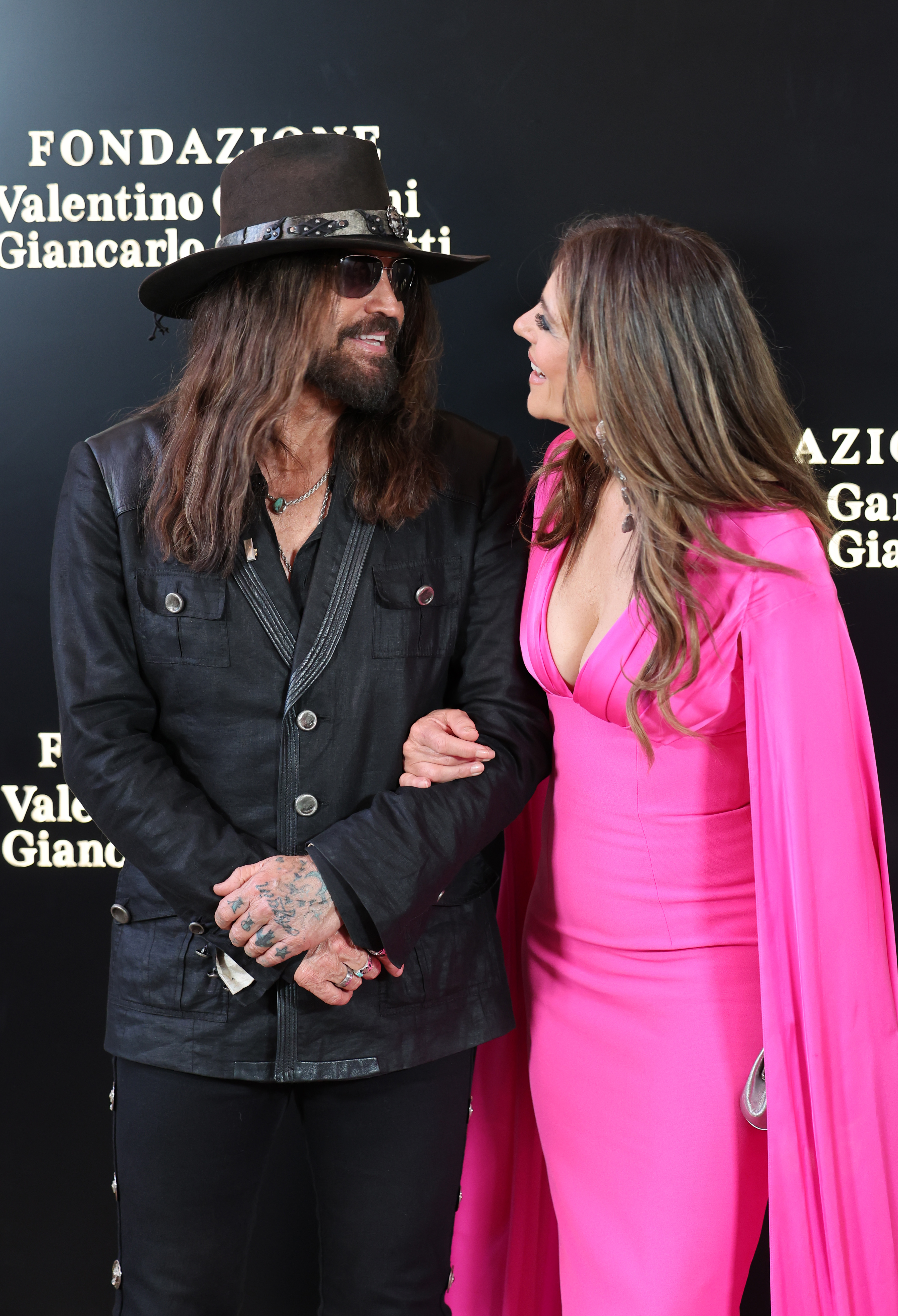 Billy Ray Cyrus und Elizabeth Harley auf dem Eröffnungsdinner der Ausstellung „Orizzonti | Rosso“ am 24. Mai 2025 in Rom, Italien. | Quelle: Getty Images