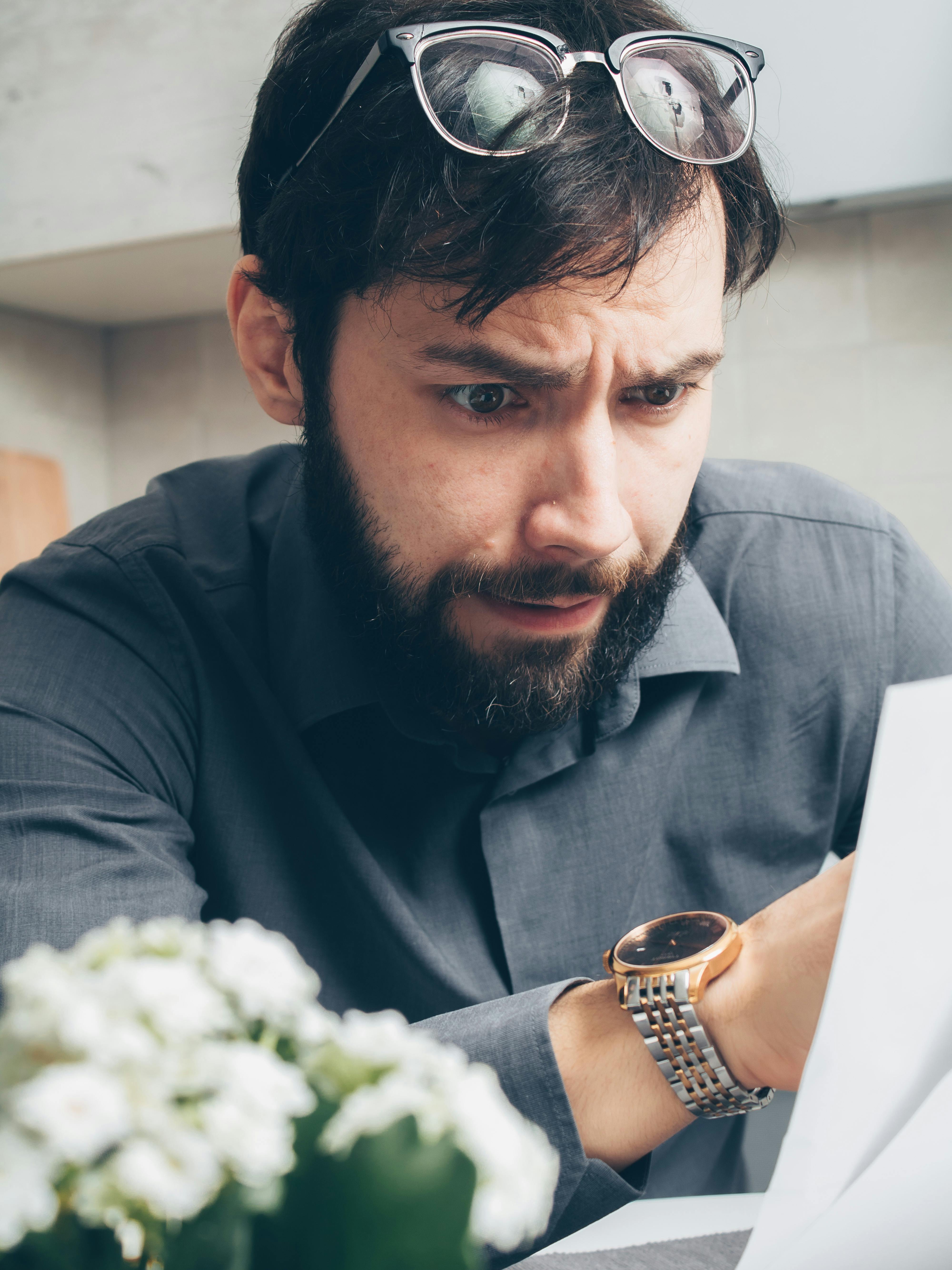 Ein unglücklicher Mann liest einen Zettel | Quelle: Pexels