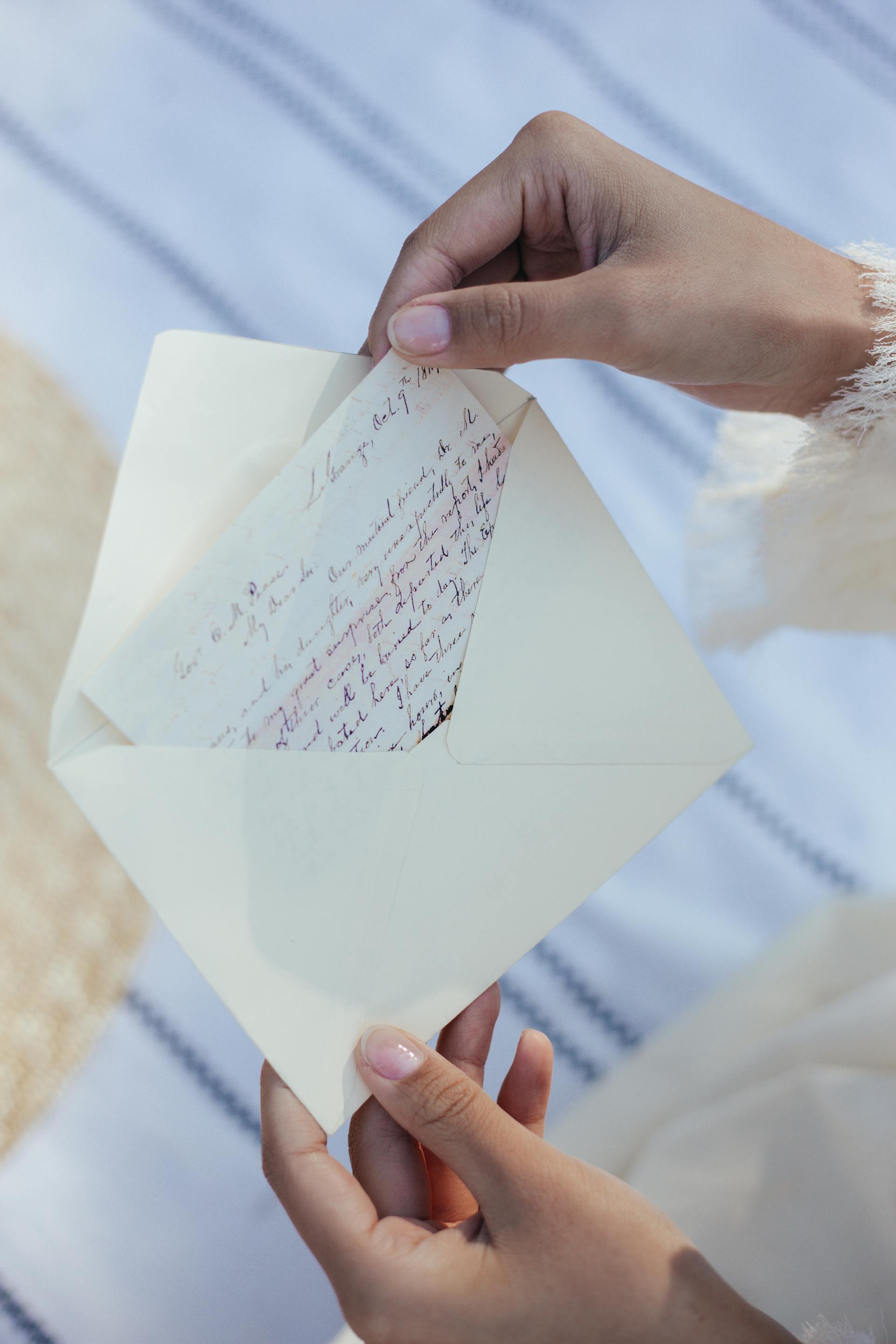 Eine Nahaufnahme einer Frau, die einen Brief liest | Quelle: Pexels