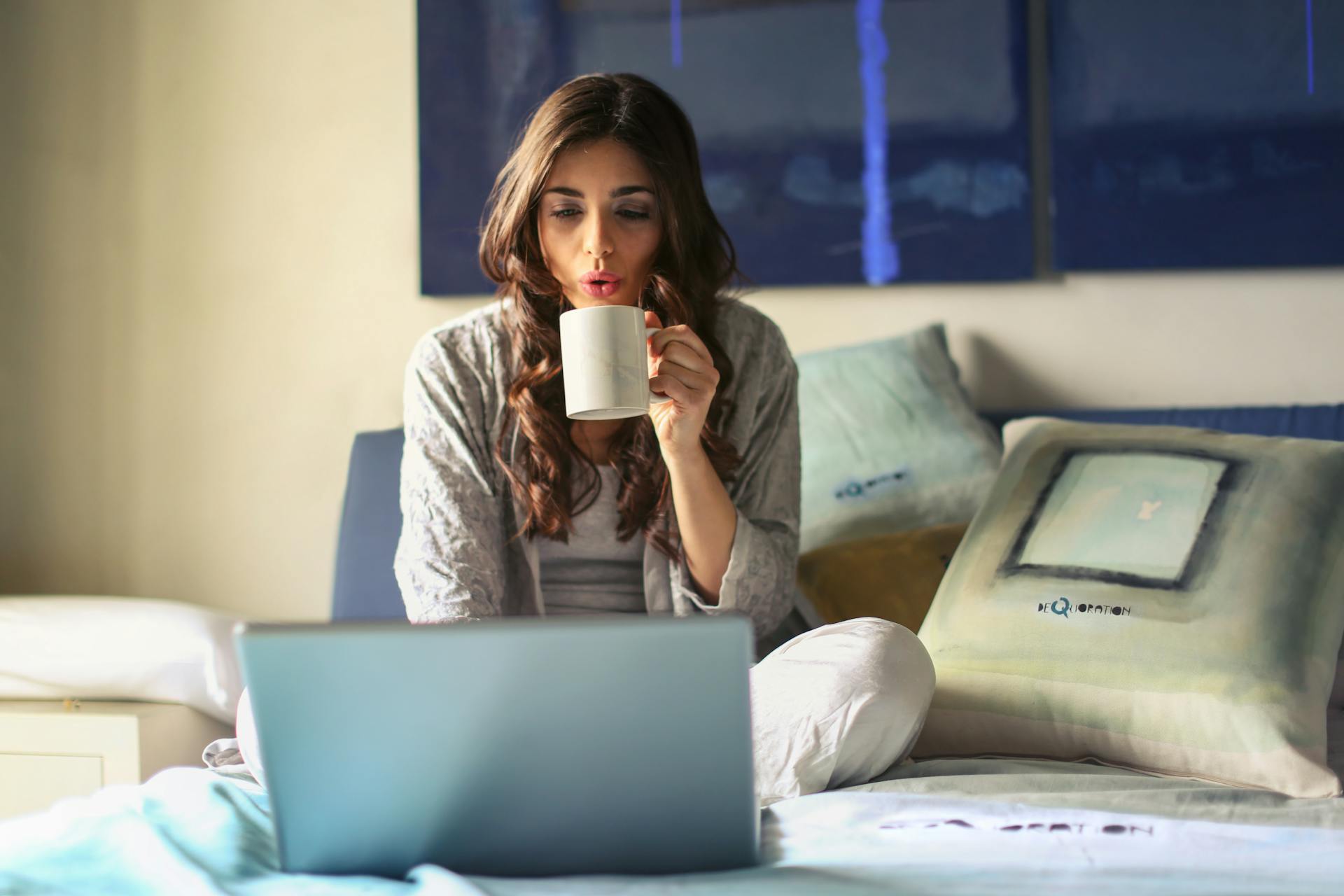 Eine Frau entspannt sich auf einem Bett | Quelle: Pexels
