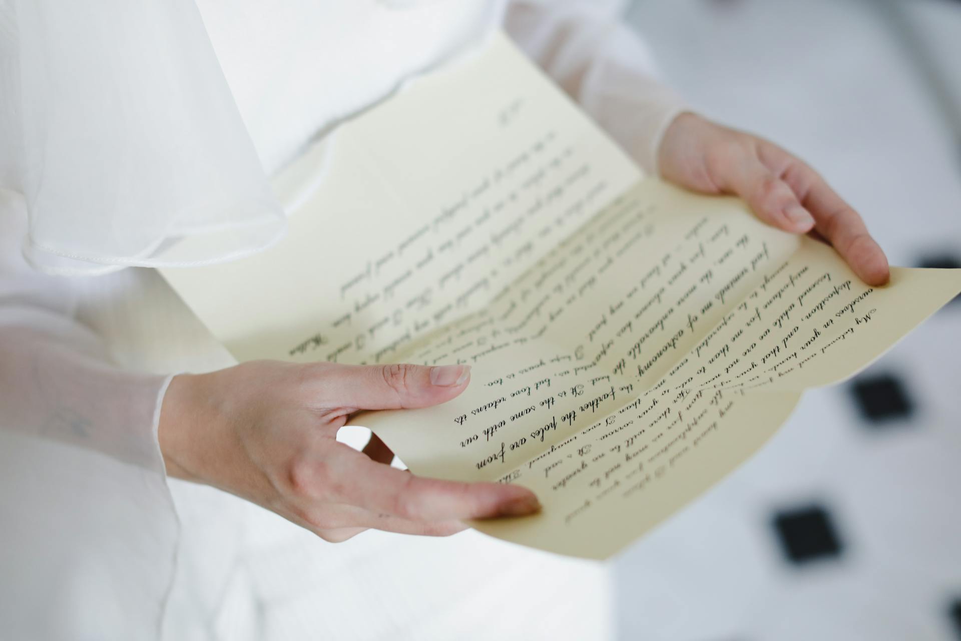 Eine Nahaufnahme einer Frau, die einen Brief liest | Quelle: Pexels