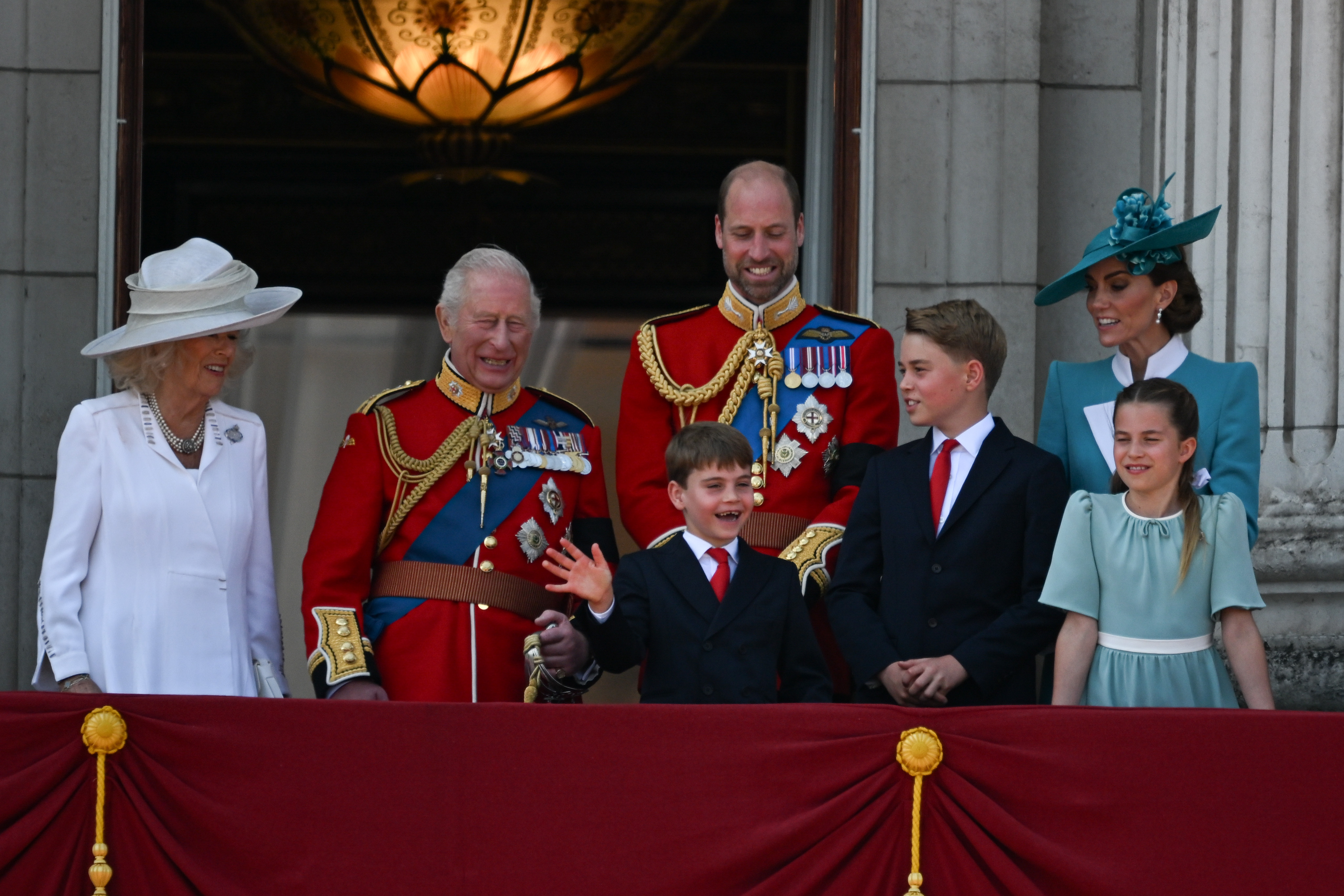 Königin Camilla, König Charles III., Prinz William, Prinz Louis, Prinz George, Prinzessin Catherine und Prinzessin Charlotte beobachten die Trooping the Colour Feierlichkeiten vom Balkon des Buckingham Palace. | Quelle: Getty Images