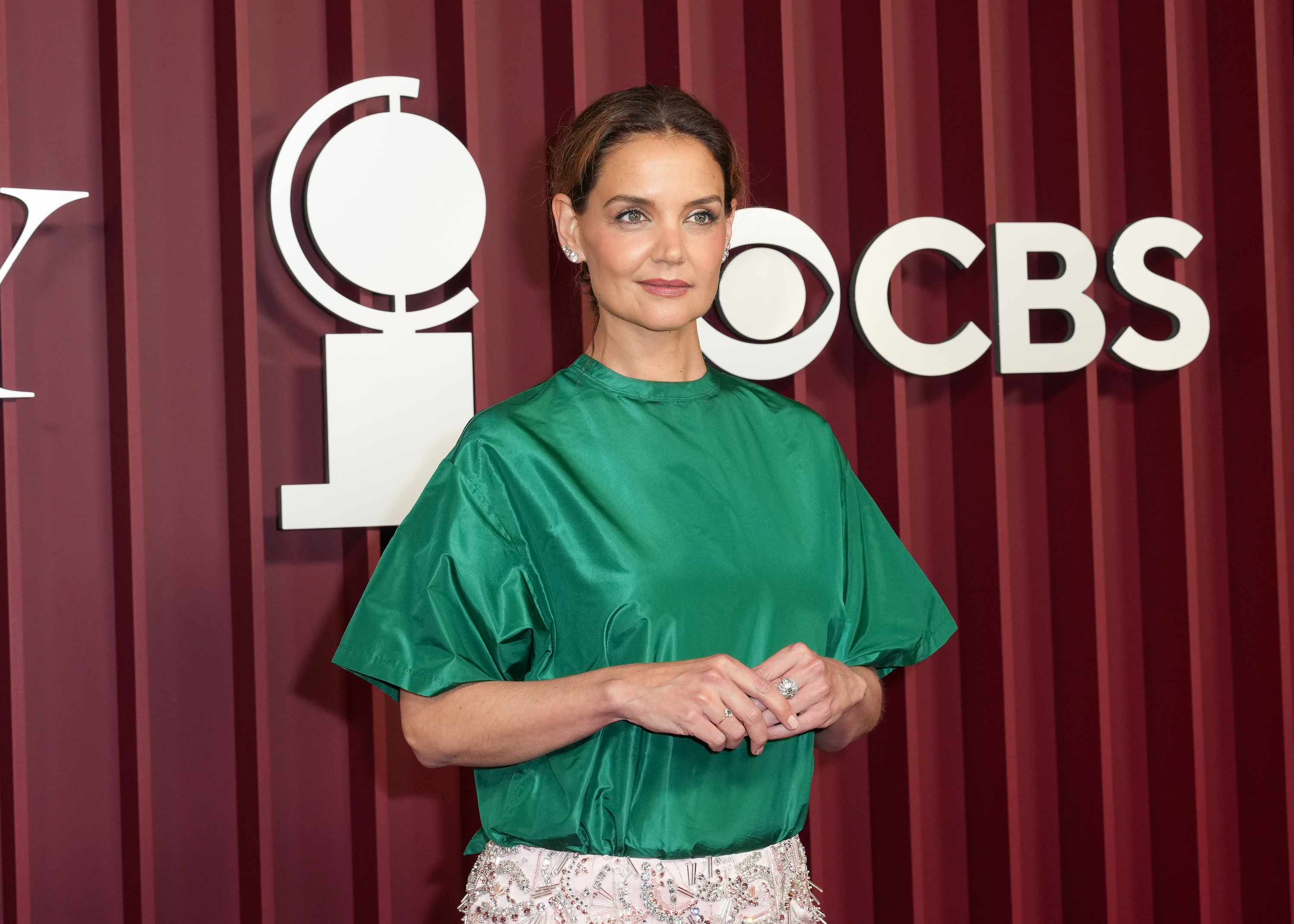 Katie Holmes trägt eine gewagte Farbkombination und steht in grünem Satin und zart getöntem Make-up vor den CBS- und Tony-Logos, als sie bei der größten Broadway-Nacht in New York City auftritt.
