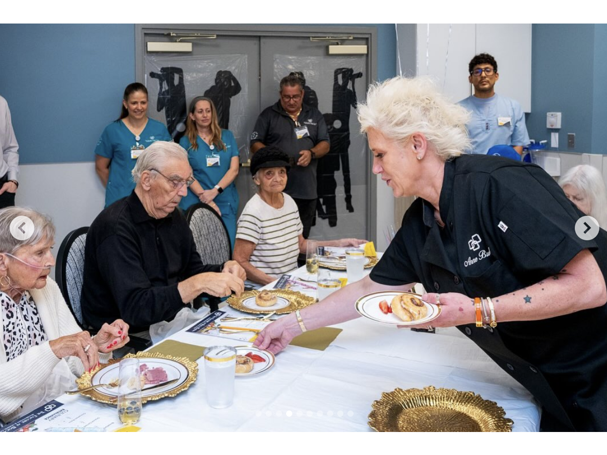 Anne Burrell serviert den älteren Bewohnern das Essen, vom 11. Juni 2025 | Quelle: Instagram/careritecenters