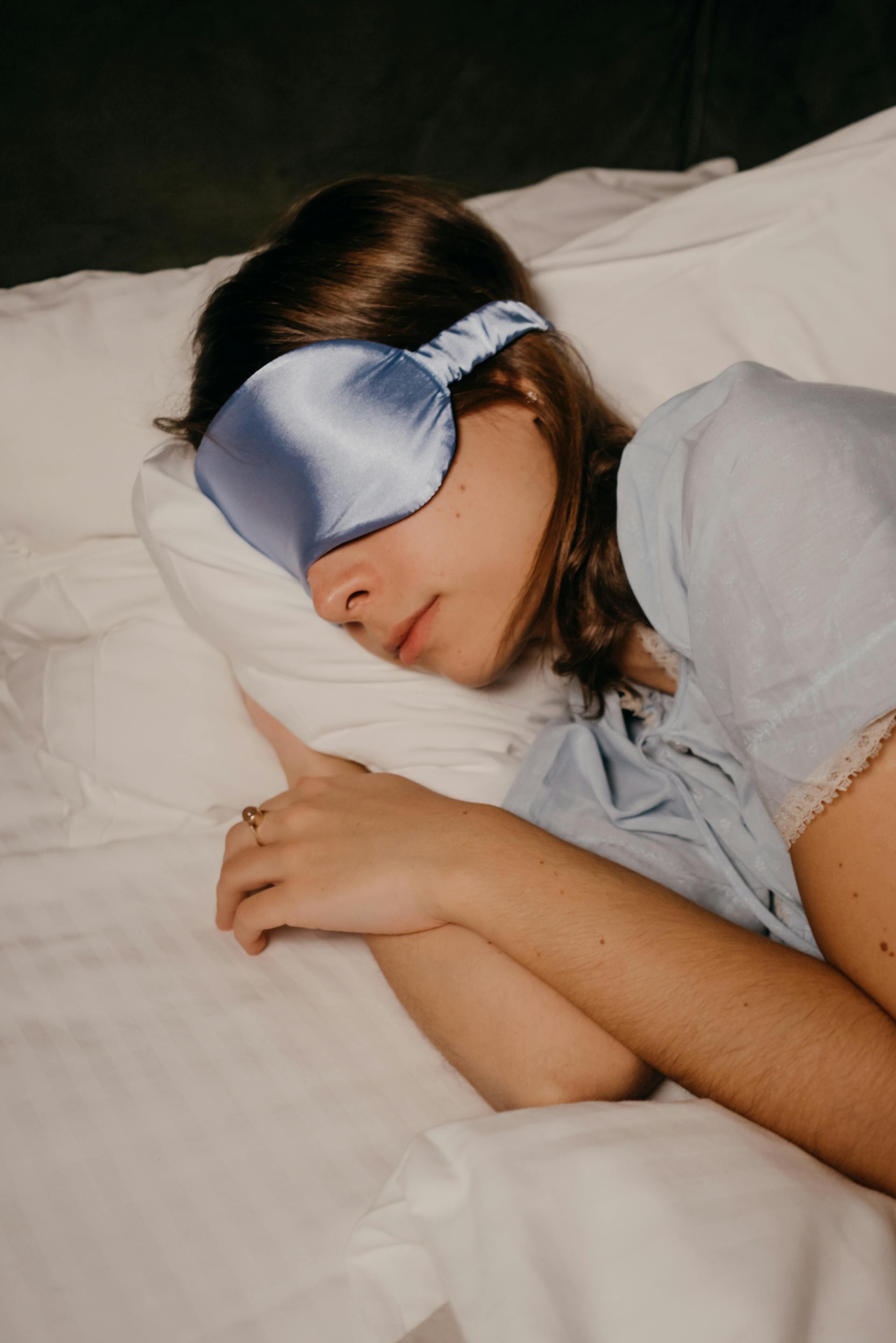 Eine Frau, die im Bett liegt | Quelle: Pexels