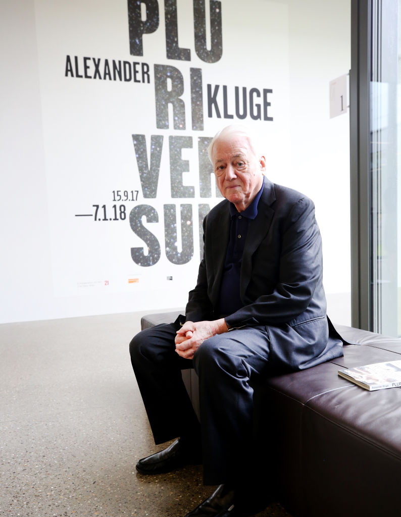 Alexander Kluge beantwortet Fragen von Journalisten bei einer Pressekonferenz im Folkwang-Museum in Essen am 14. September 2017. | Quelle: Getty Images