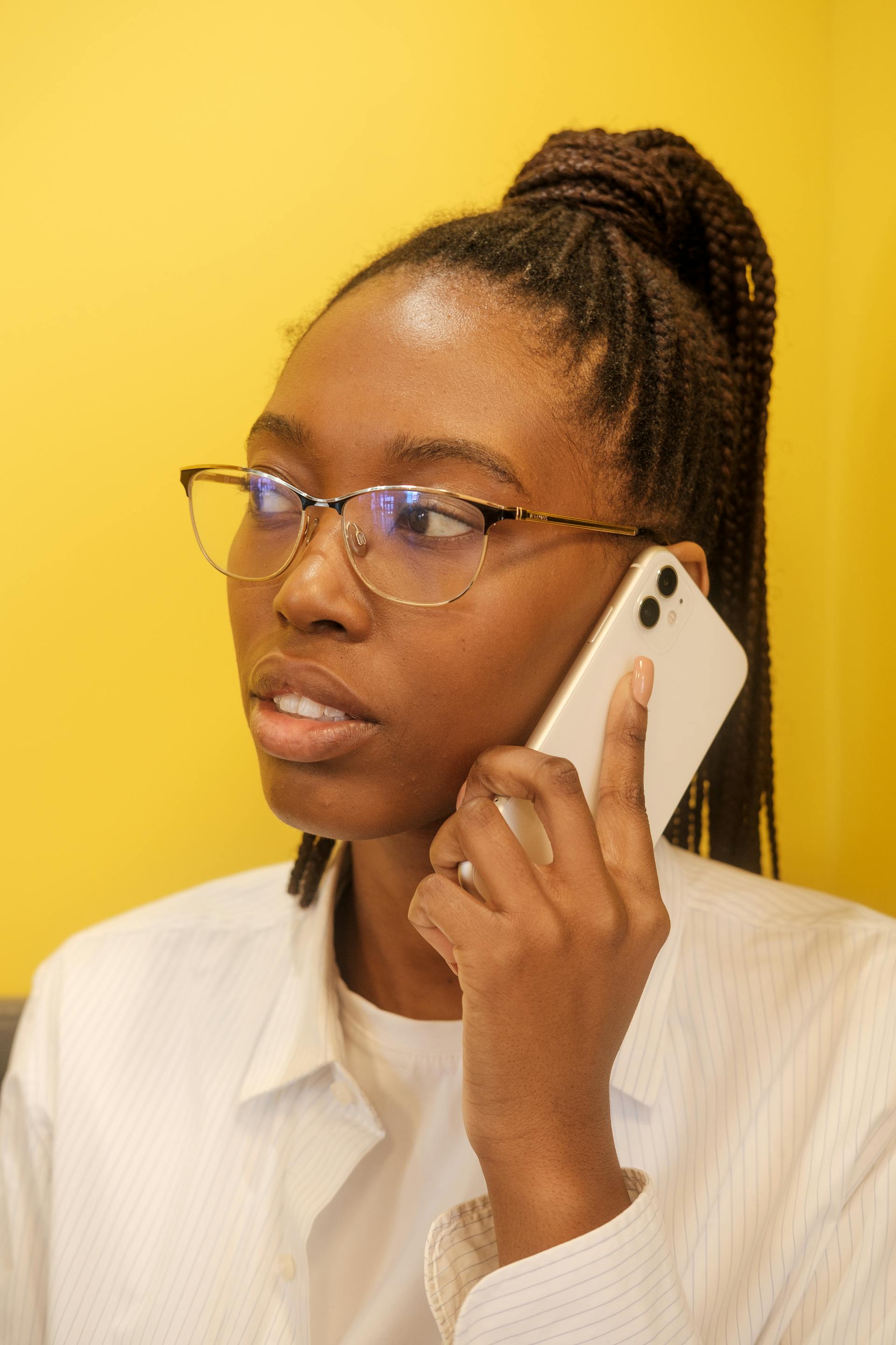 Eine Frau beim Telefonieren | Quelle: Pexels