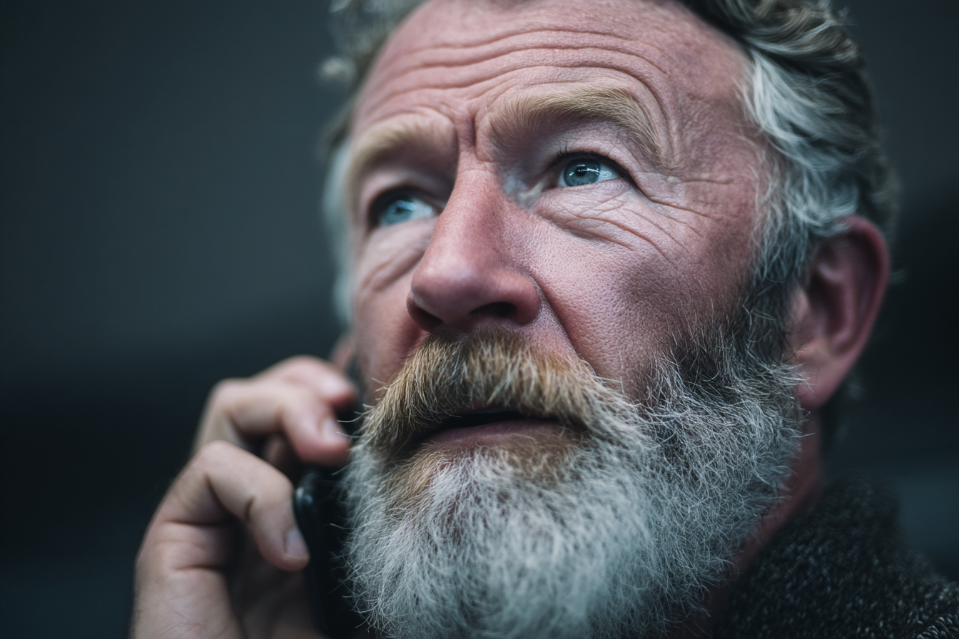 Ein Mann spricht am Telefon | Quelle: Midjourney