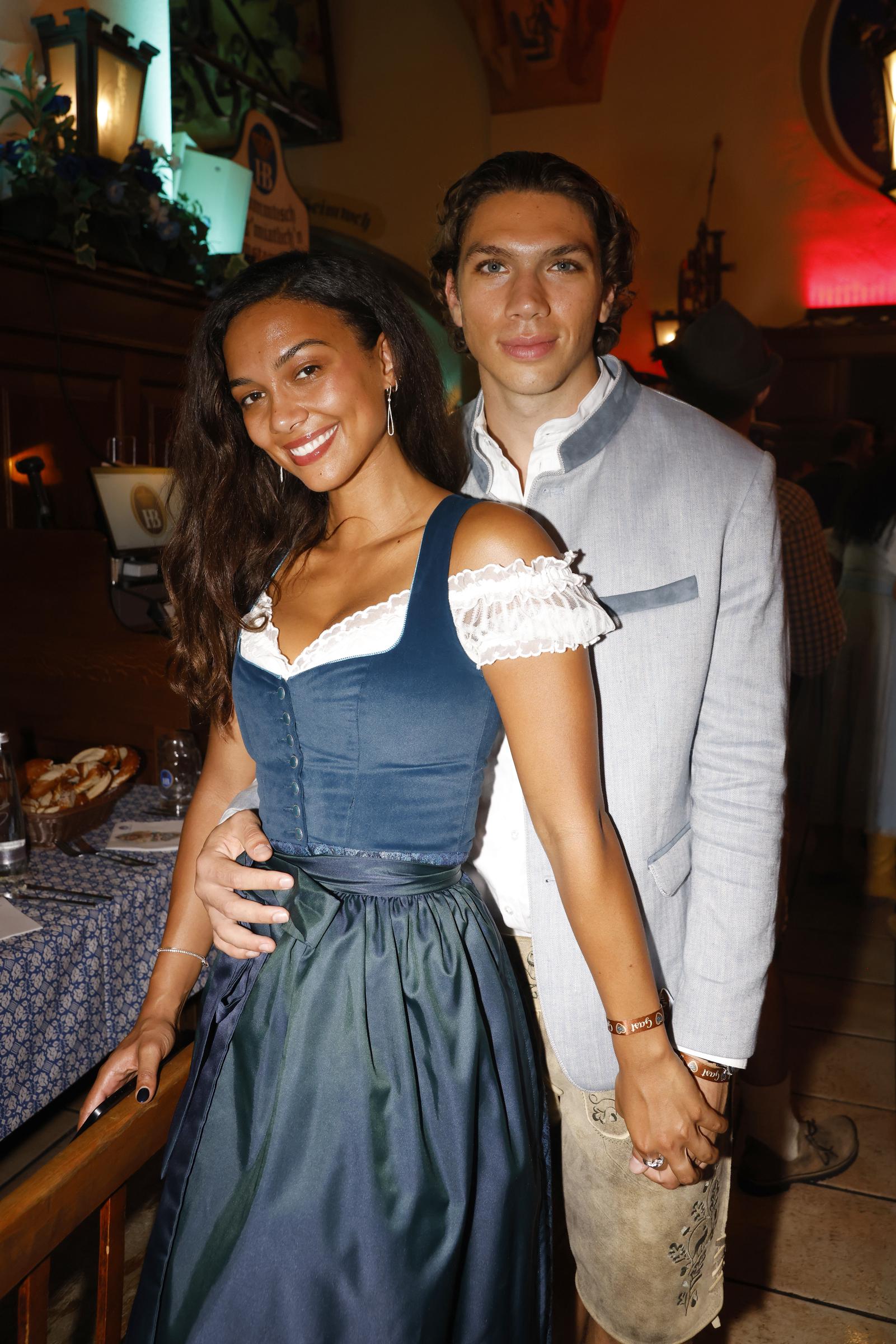 Elias Becker und seine Freundin Yasmine Dahlberg während des "Heidifest By Heidi Klum" im Hofbräuhaus München am 18. September 2025 in München, Deutschland. | Quelle: Getty Images