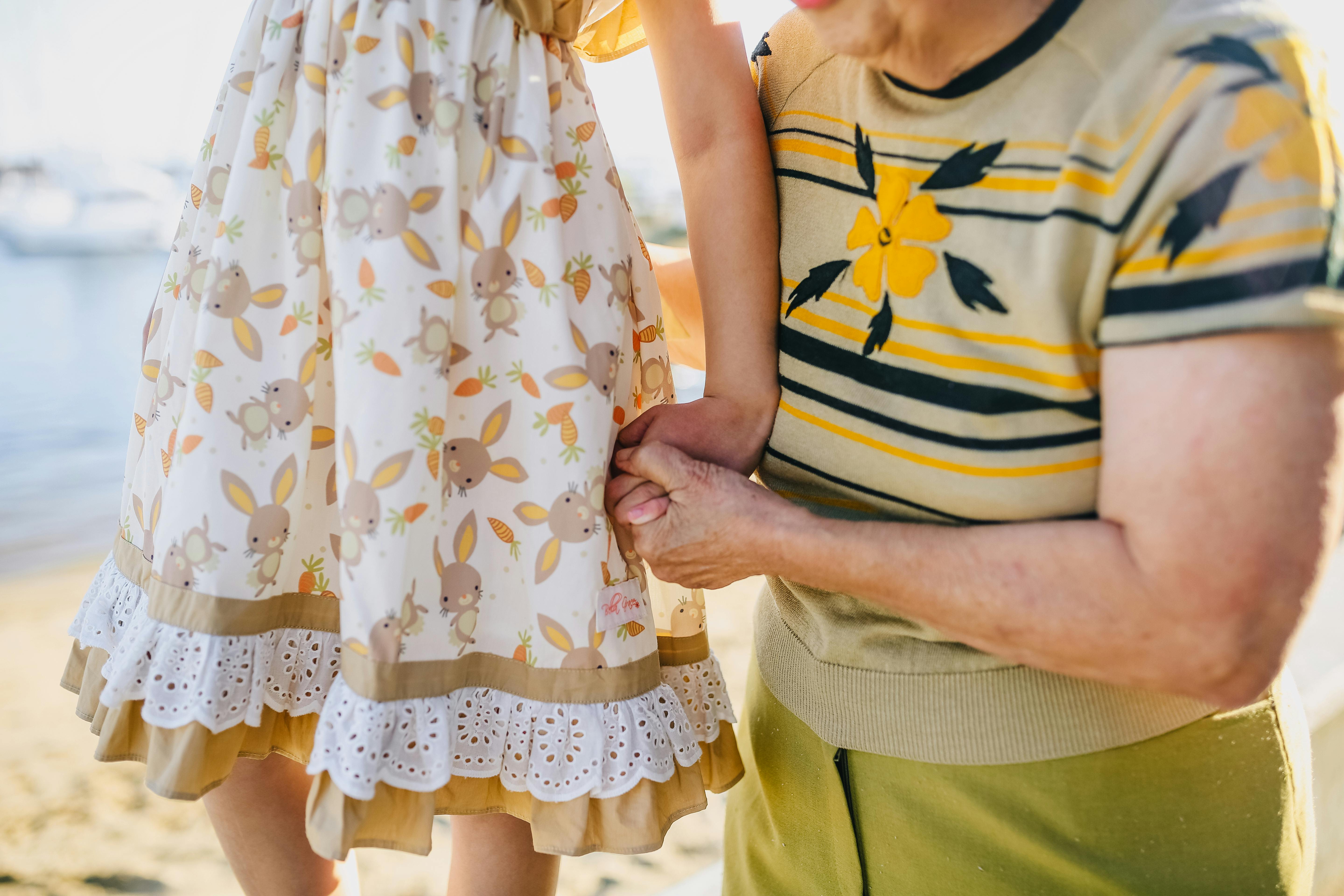Eine Frau spielt mit einem Kind am Strand | Quelle: Pexels
