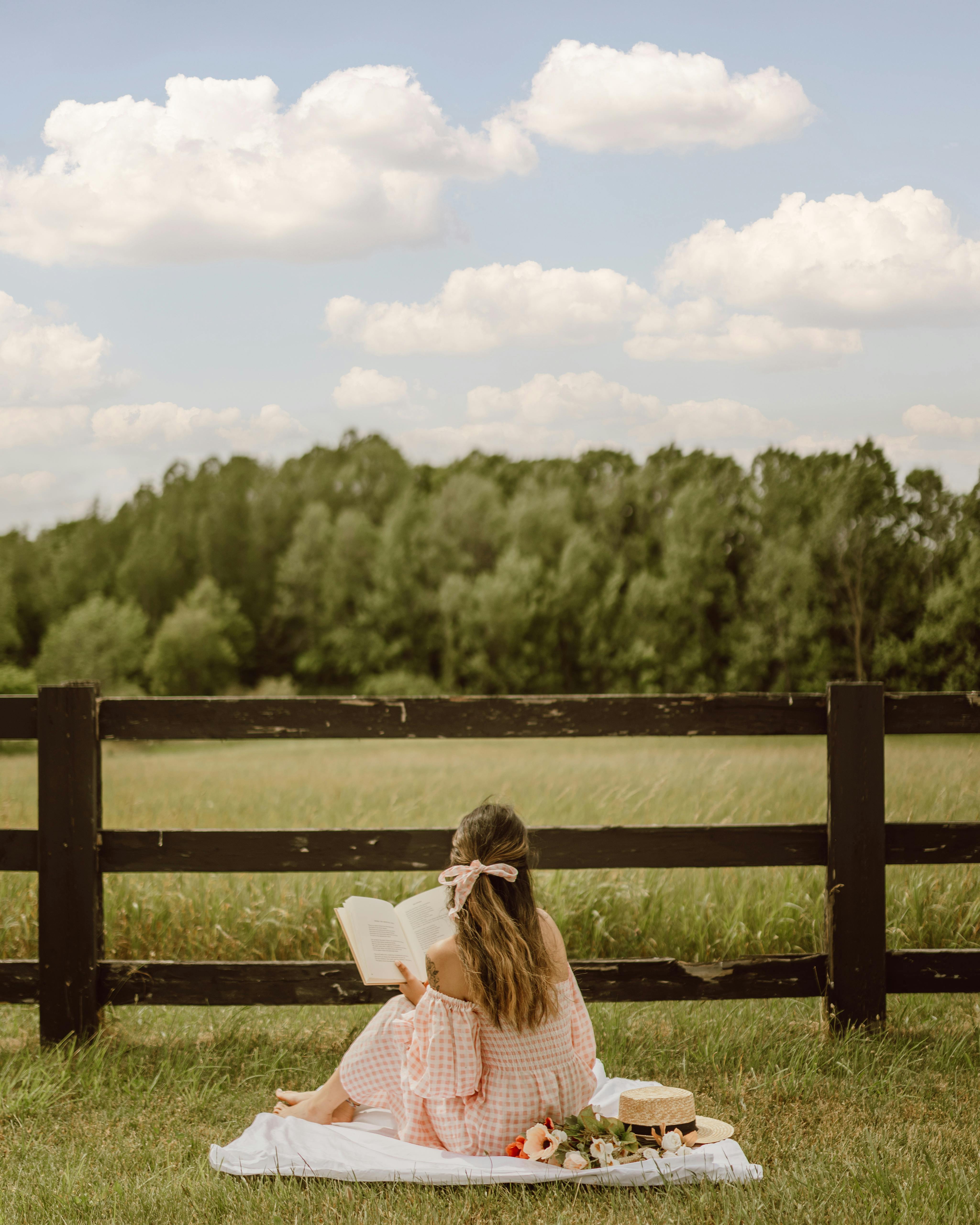 Frau beim Picknick, während sie ein Buch liest | Quelle: Pexels