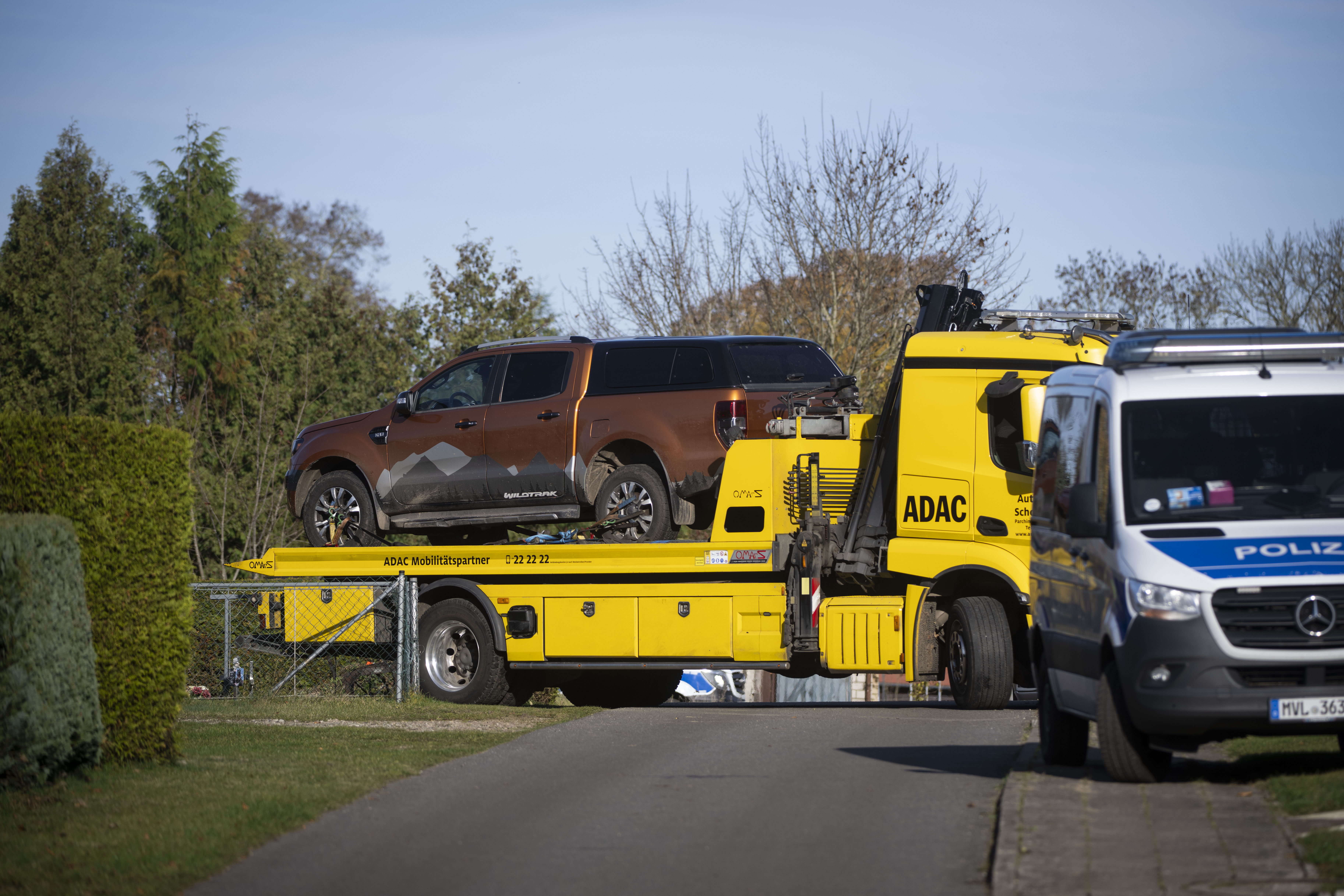 Einsatzkräfte beschlagnahmen bei einer Hausdurchsuchung am 6. November in Reimershagen unter anderem ein Fahrzeug der Tatverdächtigen. | Quelle: Getty Images