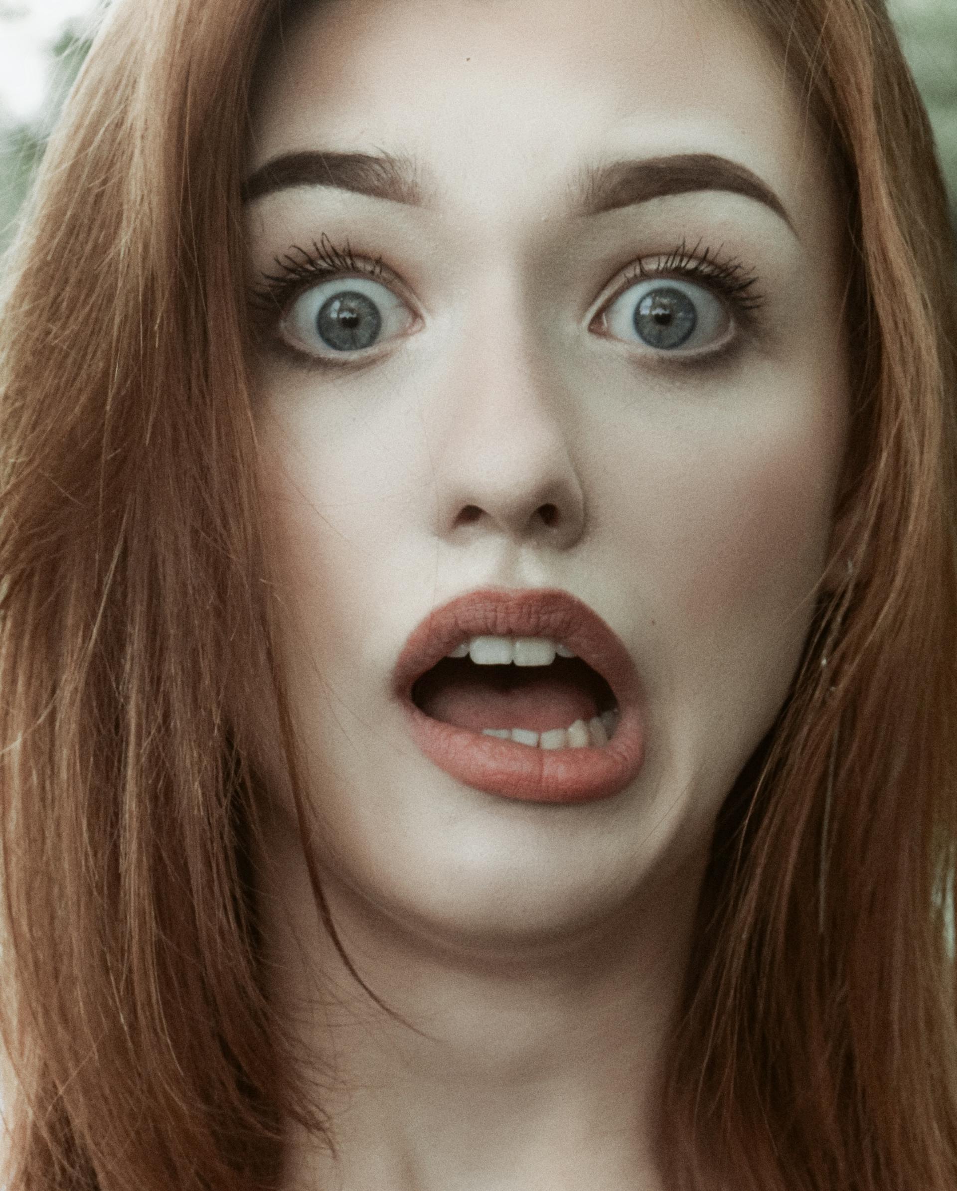 Eine schuldbewusst aussehende Frau | Quelle: Pexels