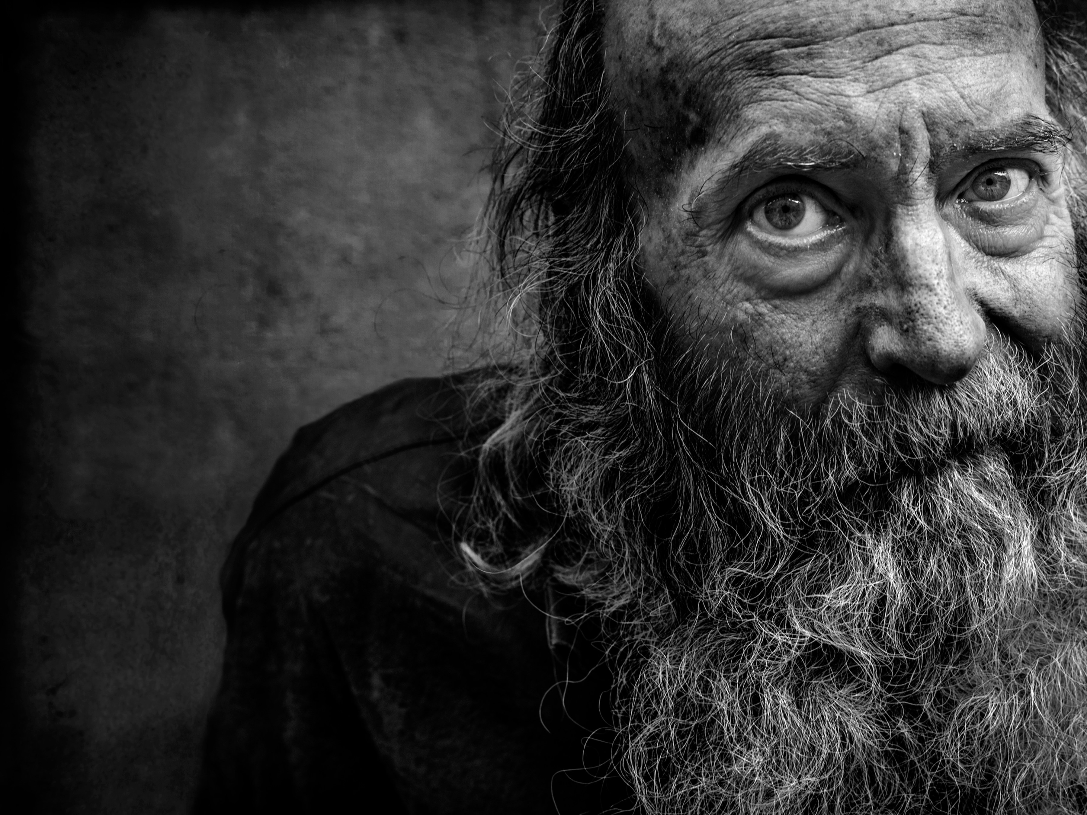 Nahaufnahme eines obdachlosen Mannes | Quelle: Unsplash