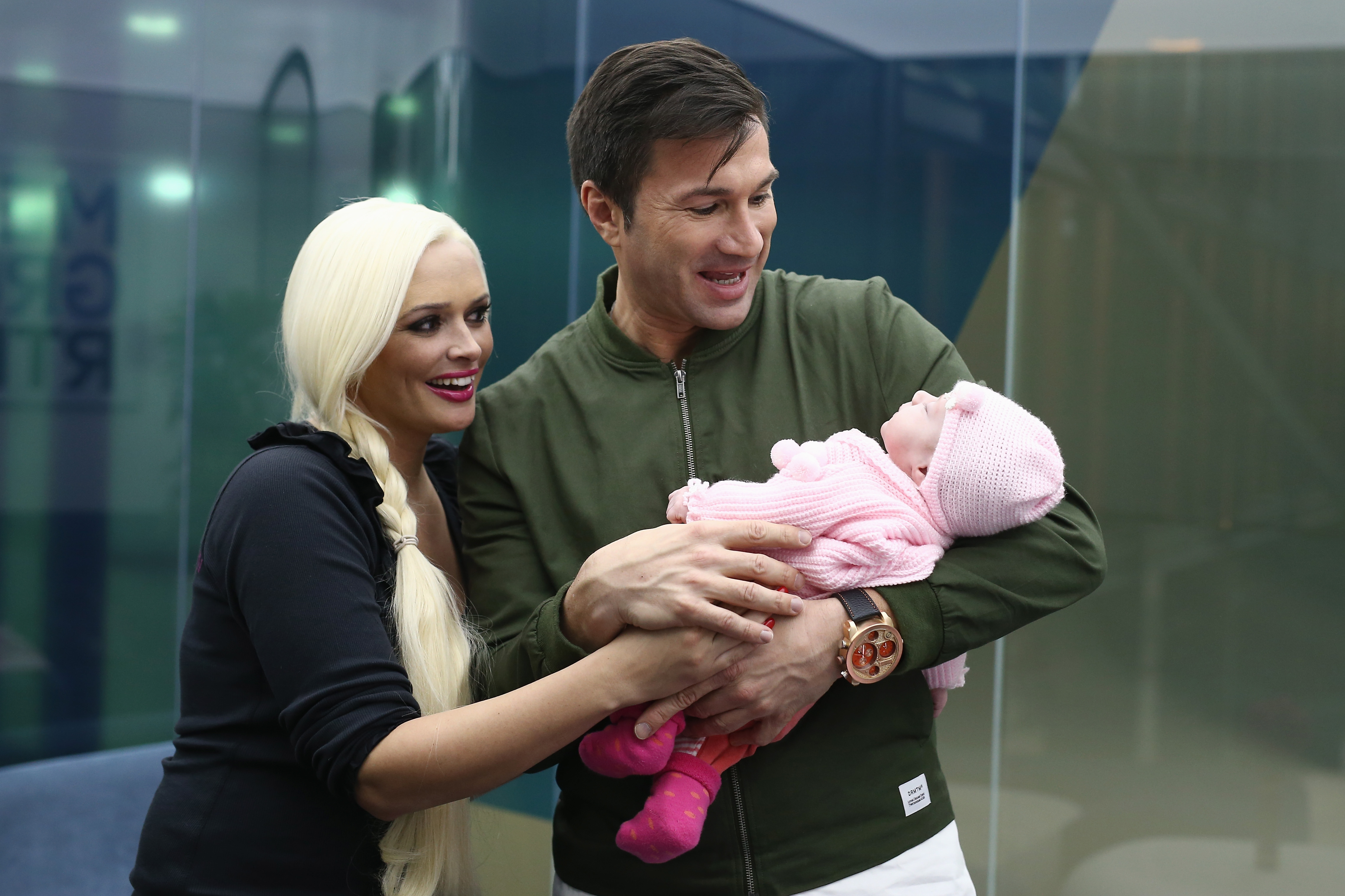 Daniela Katzenberger und Lucas Cordalis posieren mit ihrer neugeborenen Tochter Sophia am 13. Oktober 2015 in Köln, Deutschland. | Quelle: Getty Images