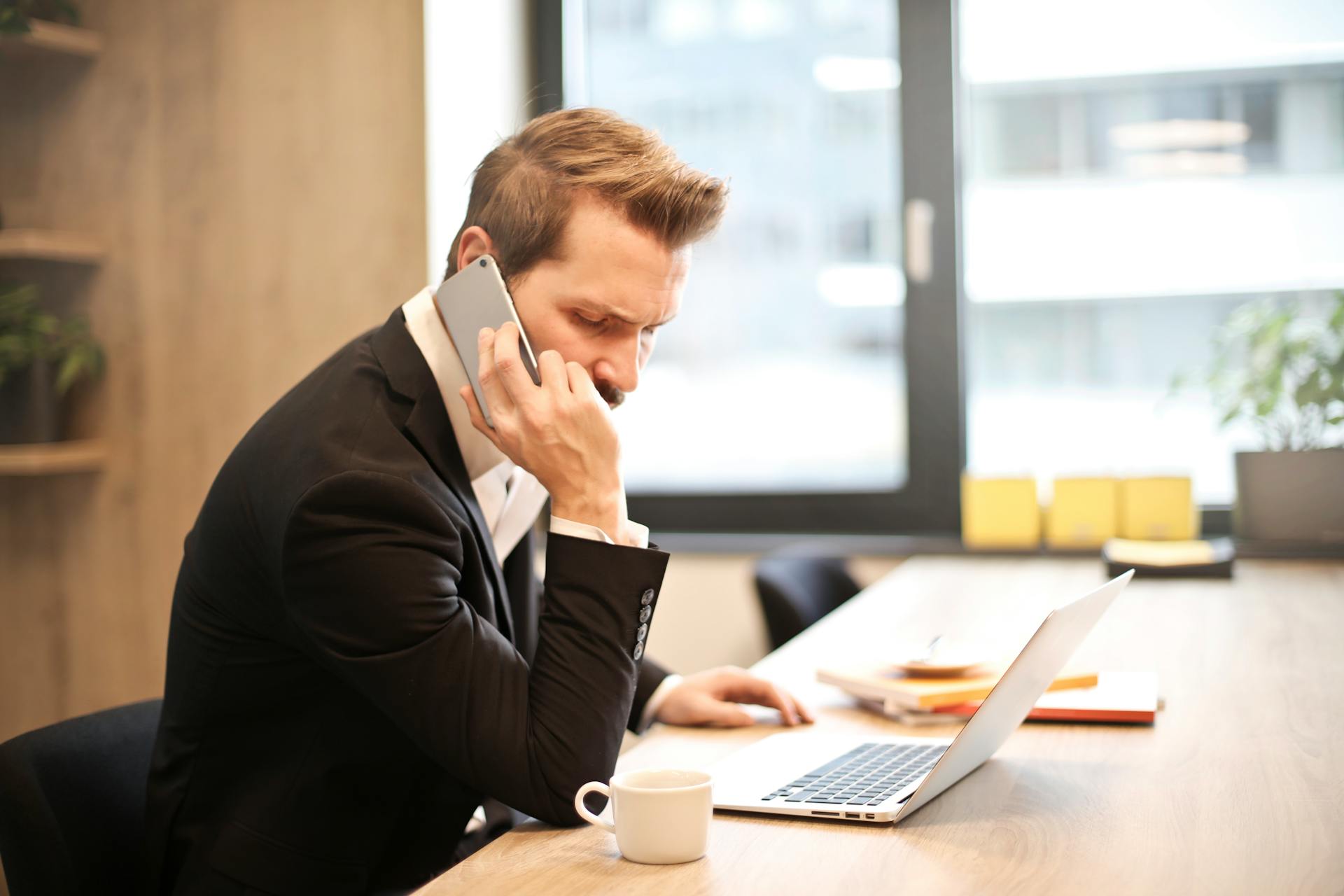 Ein Mann telefoniert bei der Arbeit | Quelle: Pexels